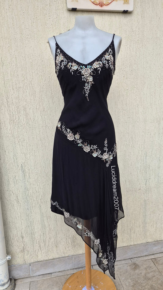 Robe noire en soie détails broderies