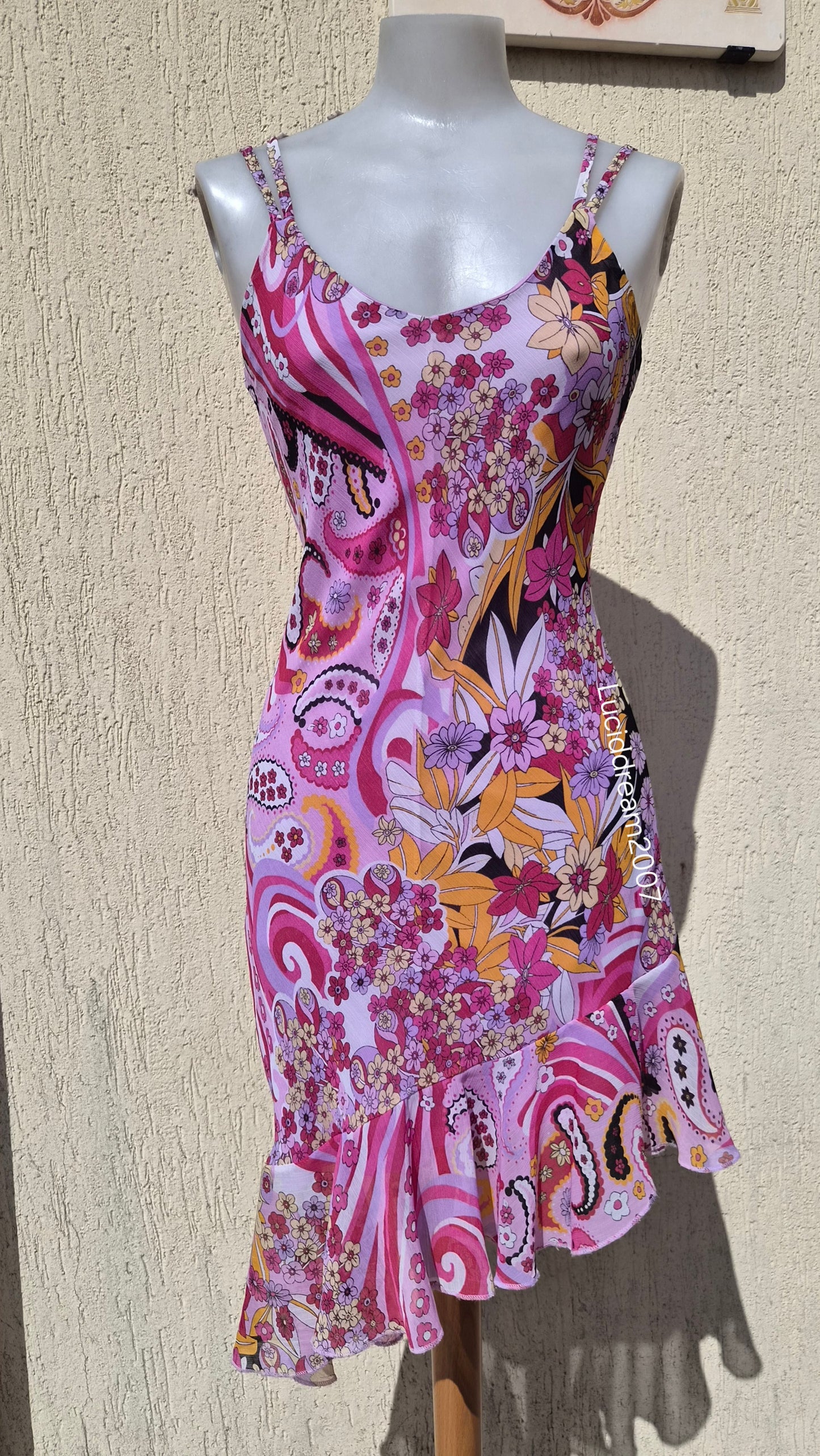 Robe asymétrique en voile floral rose
