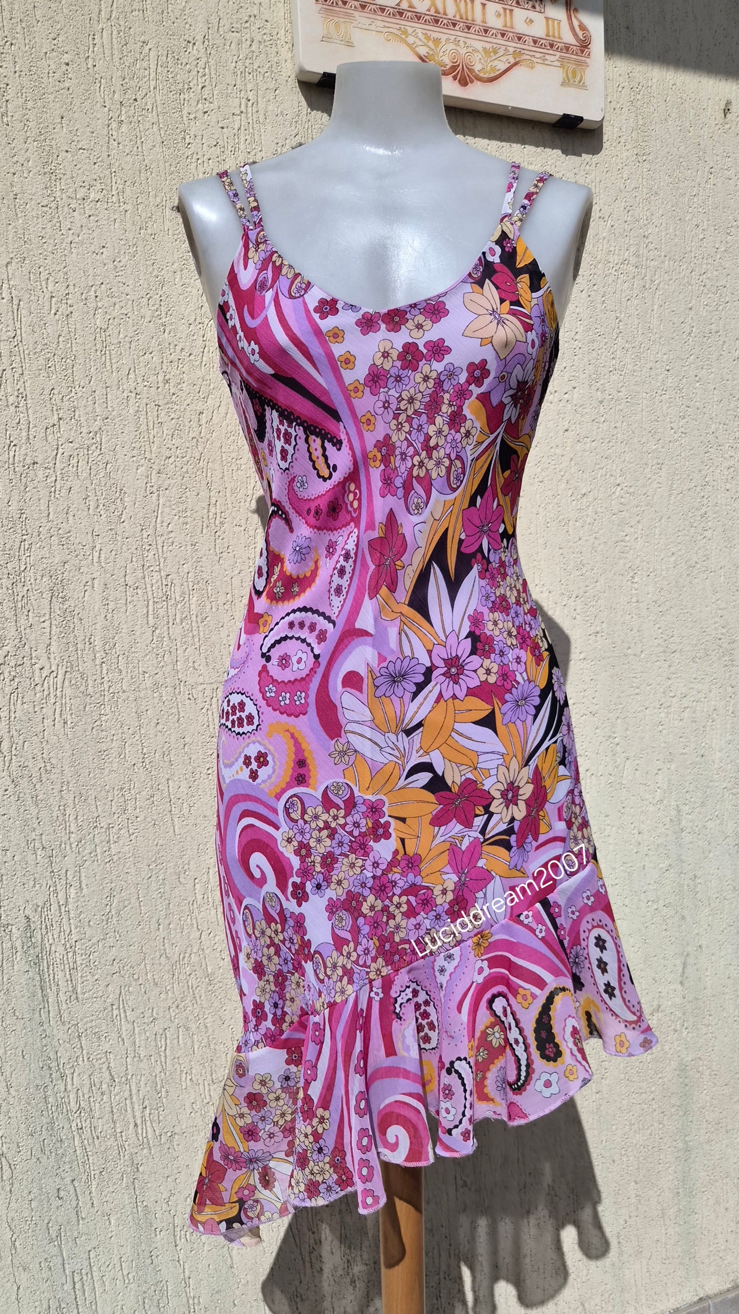 Robe asymétrique en voile floral rose