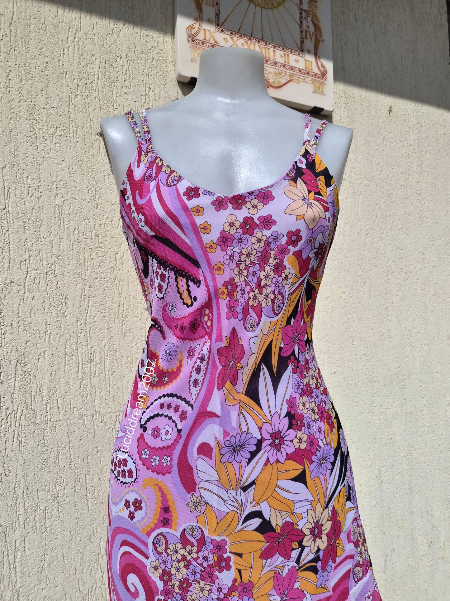 Robe asymétrique en voile floral rose