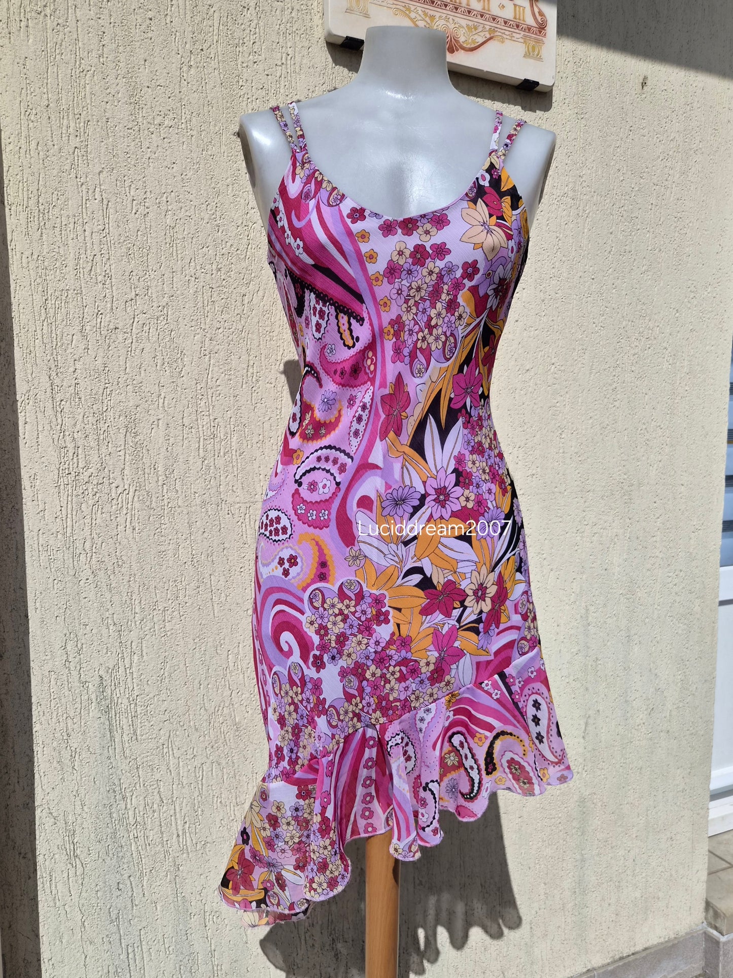 Robe asymétrique en voile floral rose