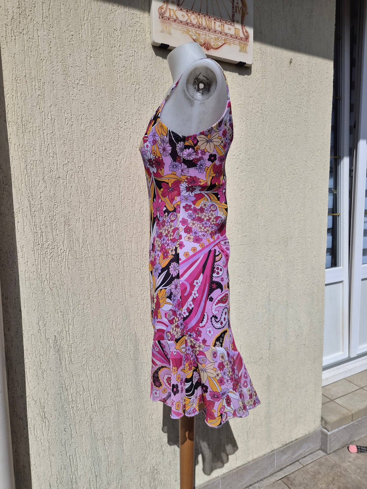Robe asymétrique en voile floral rose