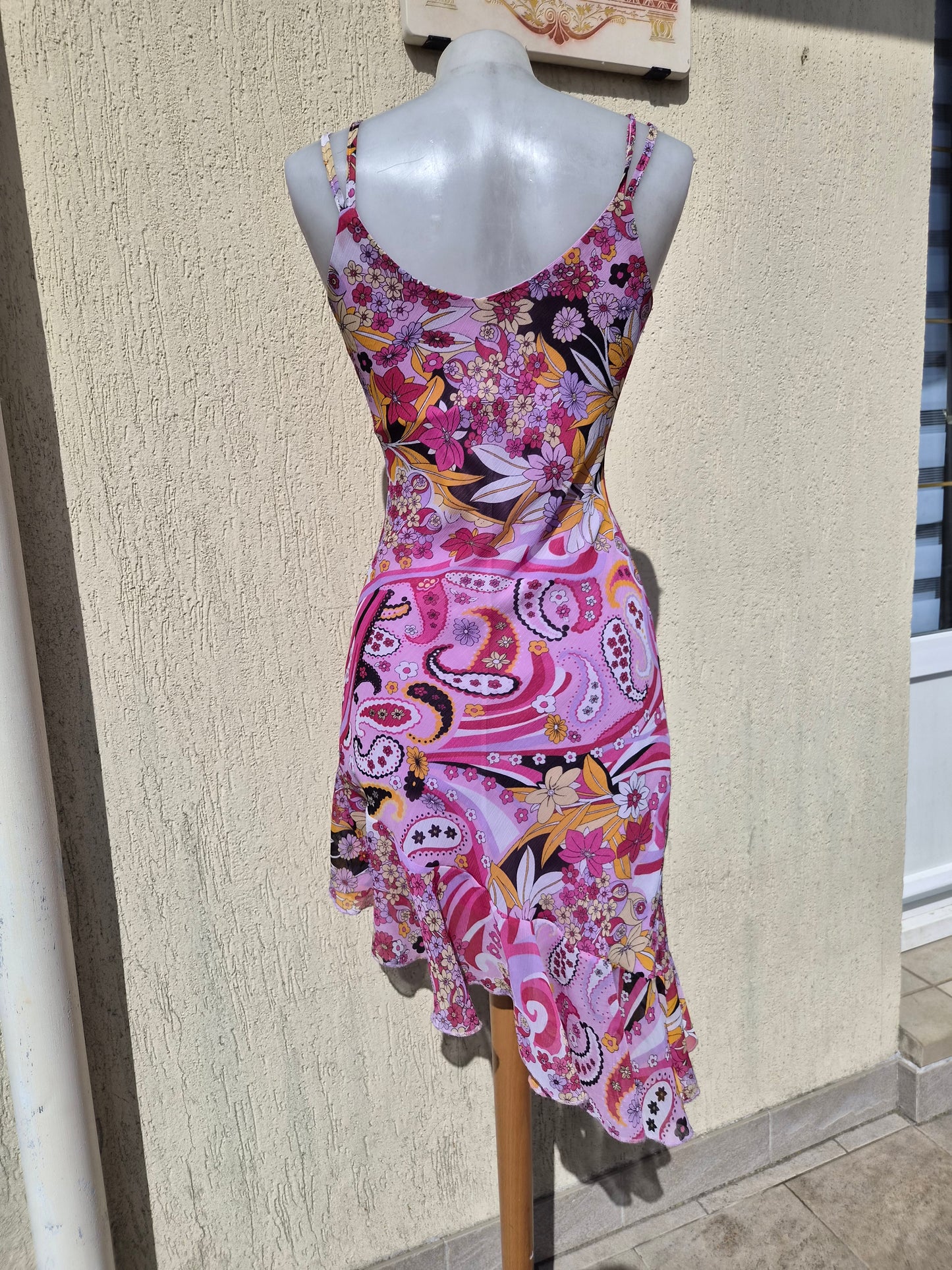 Robe asymétrique en voile floral rose