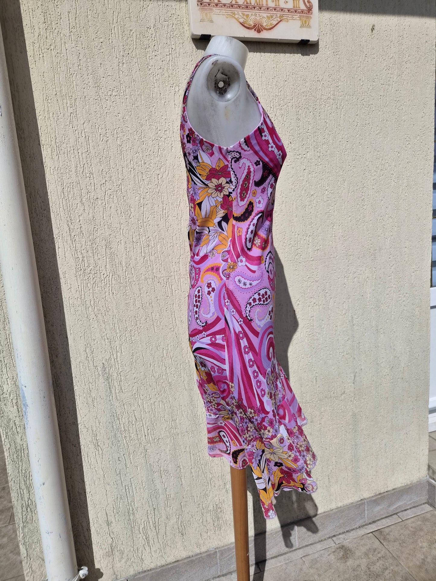 Robe asymétrique en voile floral rose