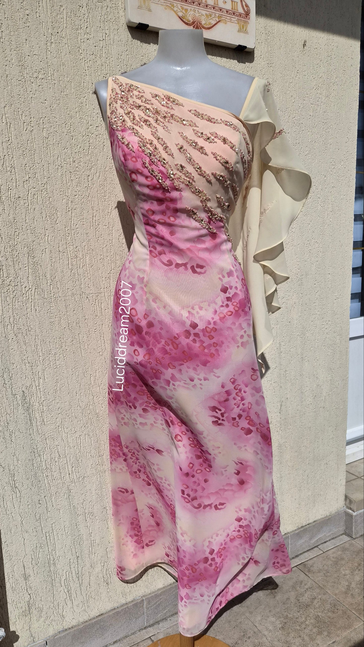 Robe asymétrique détails voile et broderies