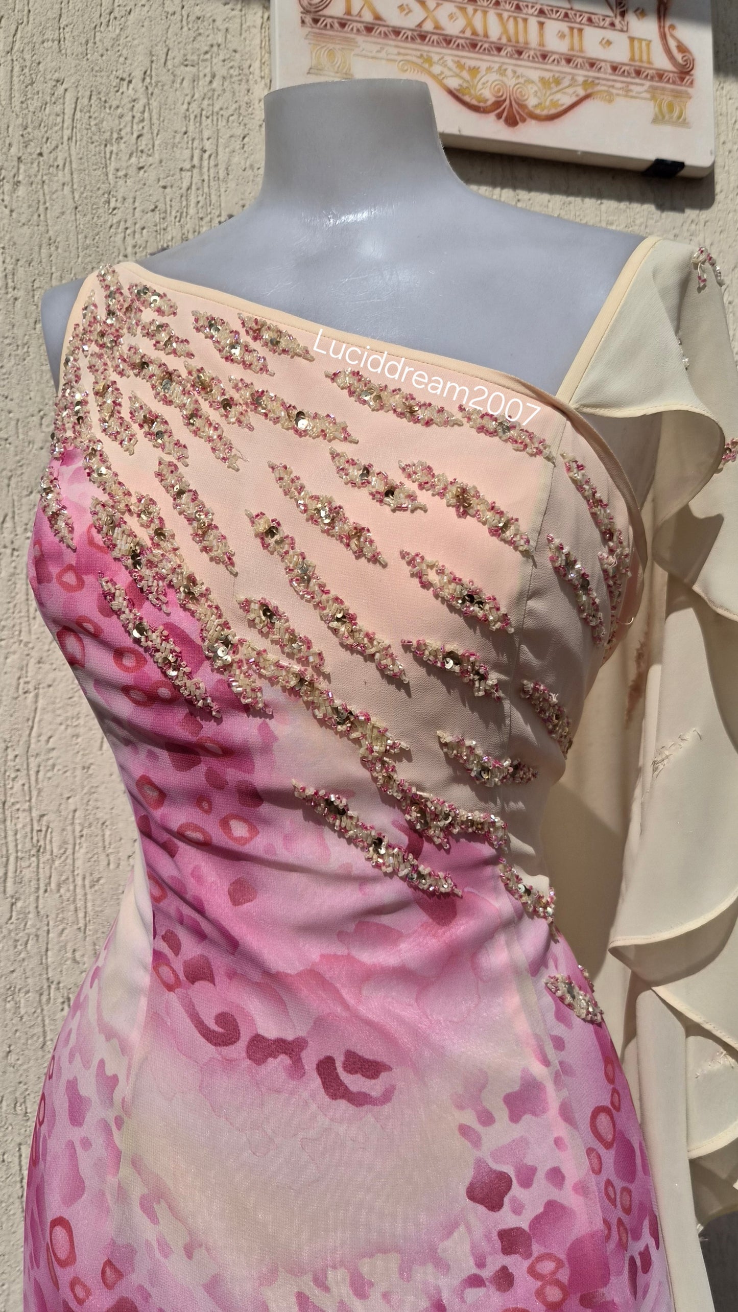 Robe asymétrique détails voile et broderies