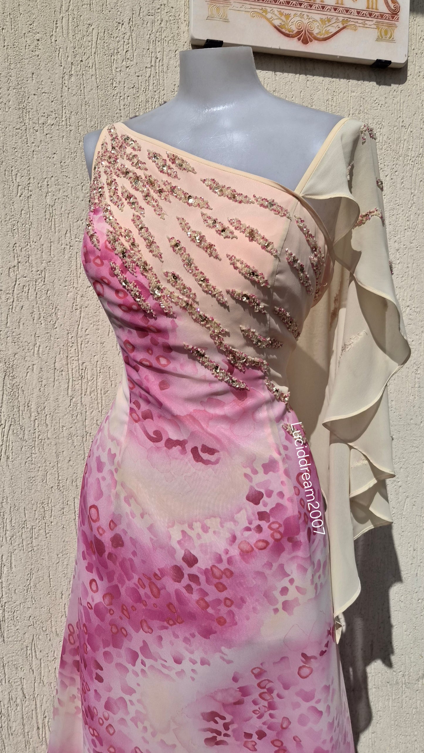 Robe asymétrique détails voile et broderies