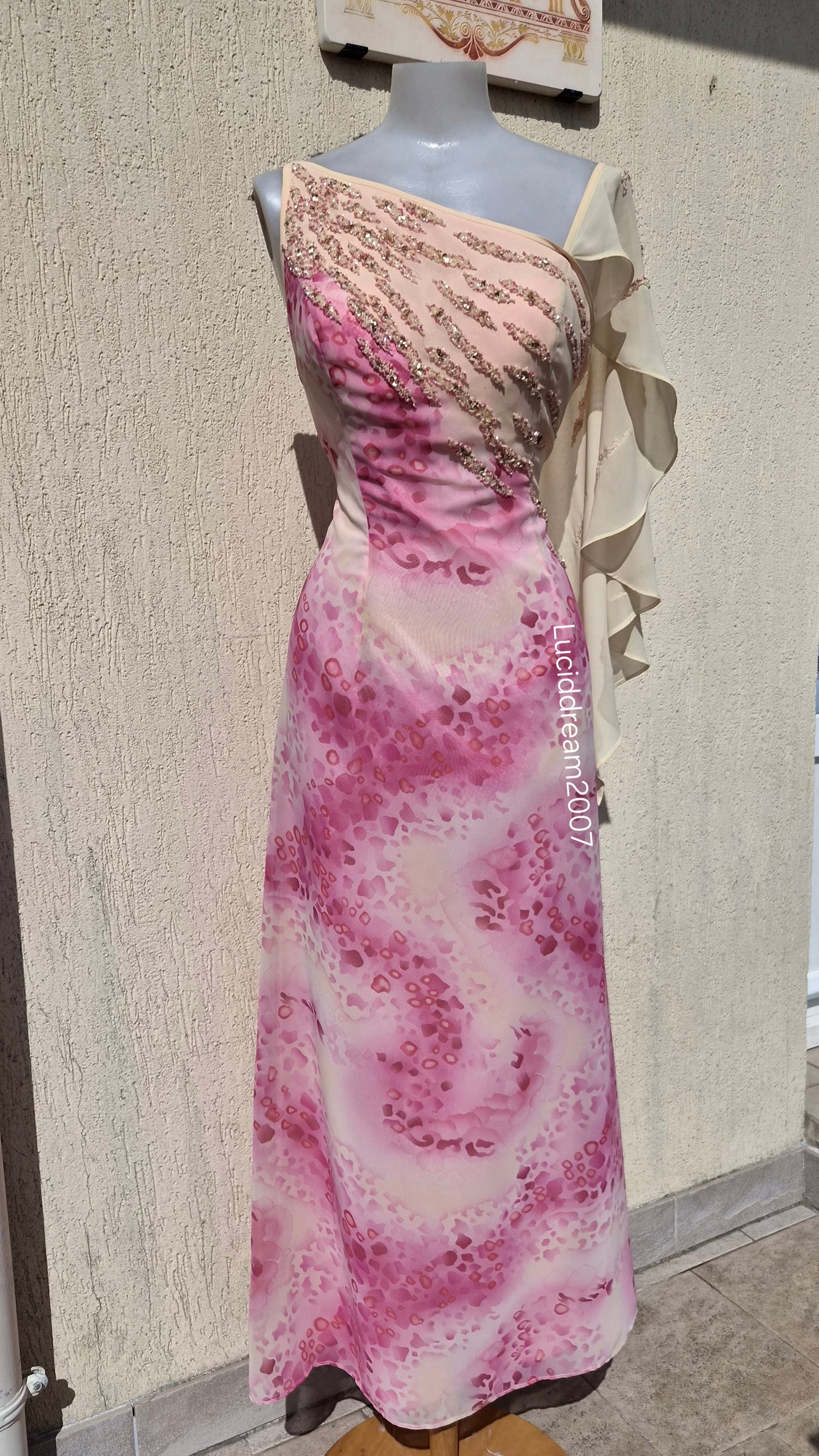 Robe asymétrique détails voile et broderies