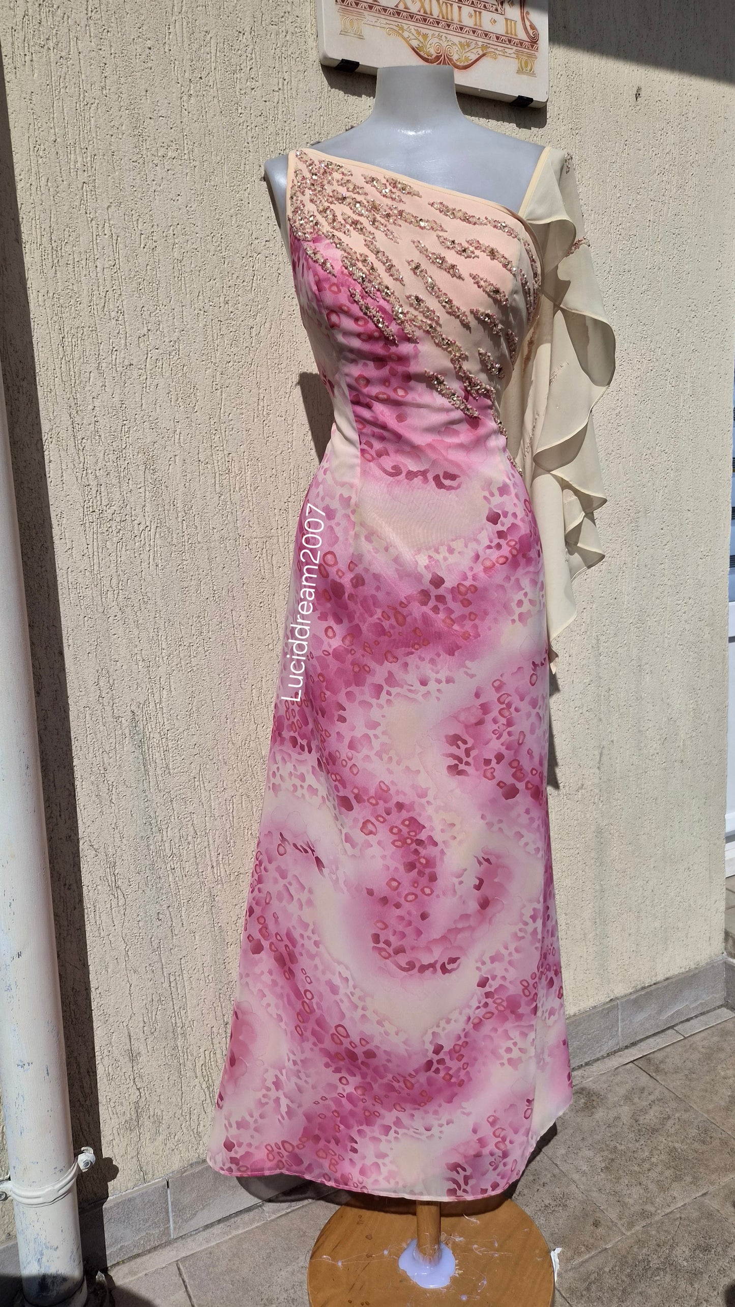 Robe asymétrique détails voile et broderies