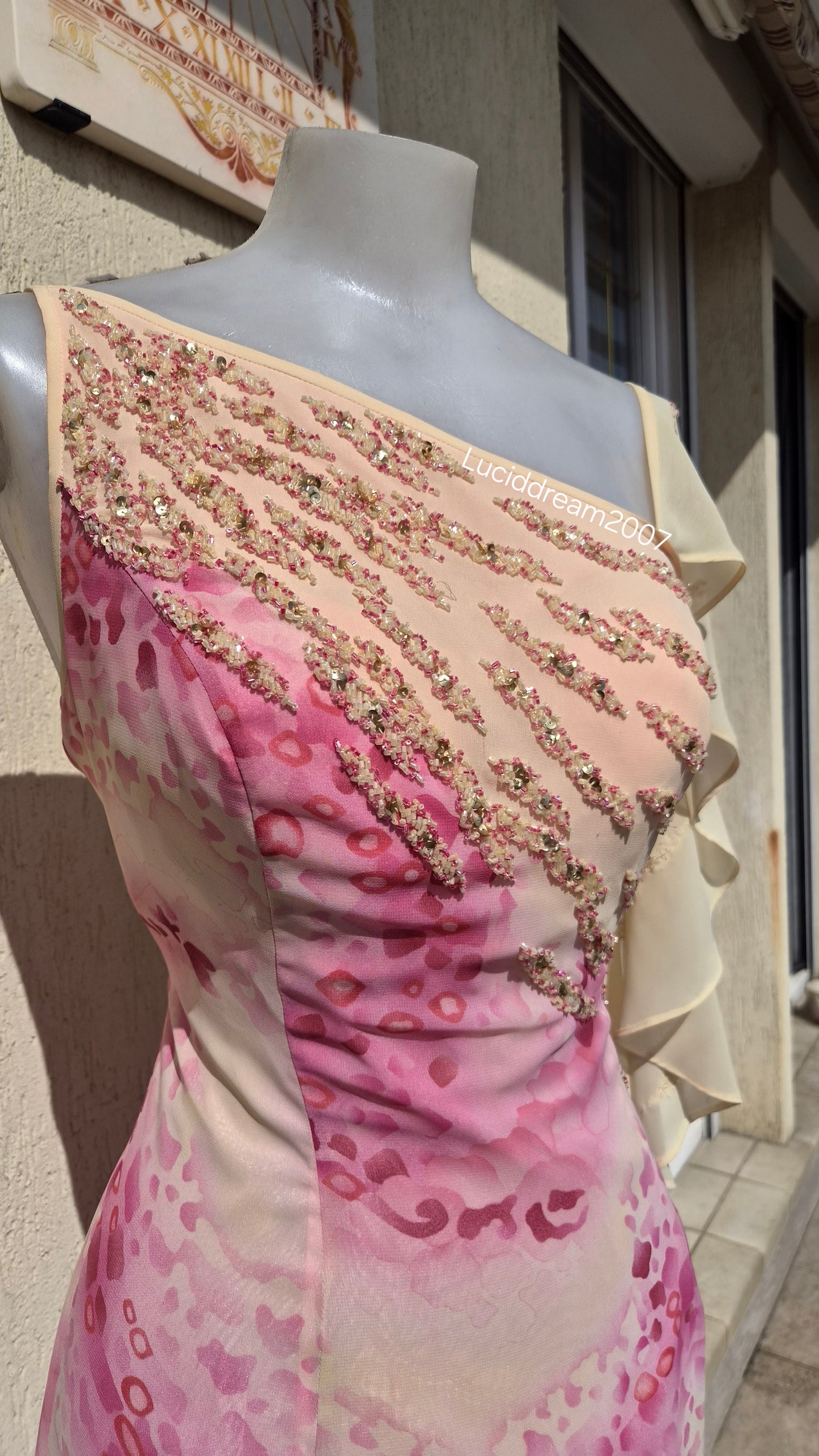 Robe asymétrique détails voile et broderies