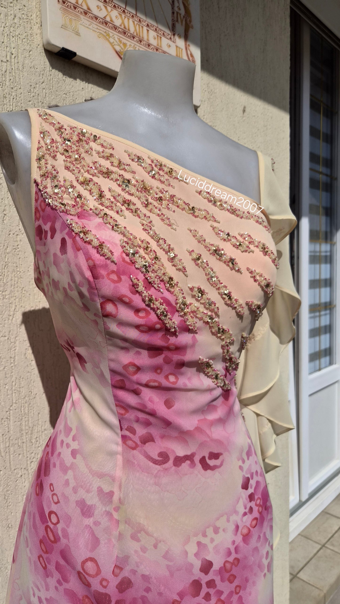 Robe asymétrique détails voile et broderies
