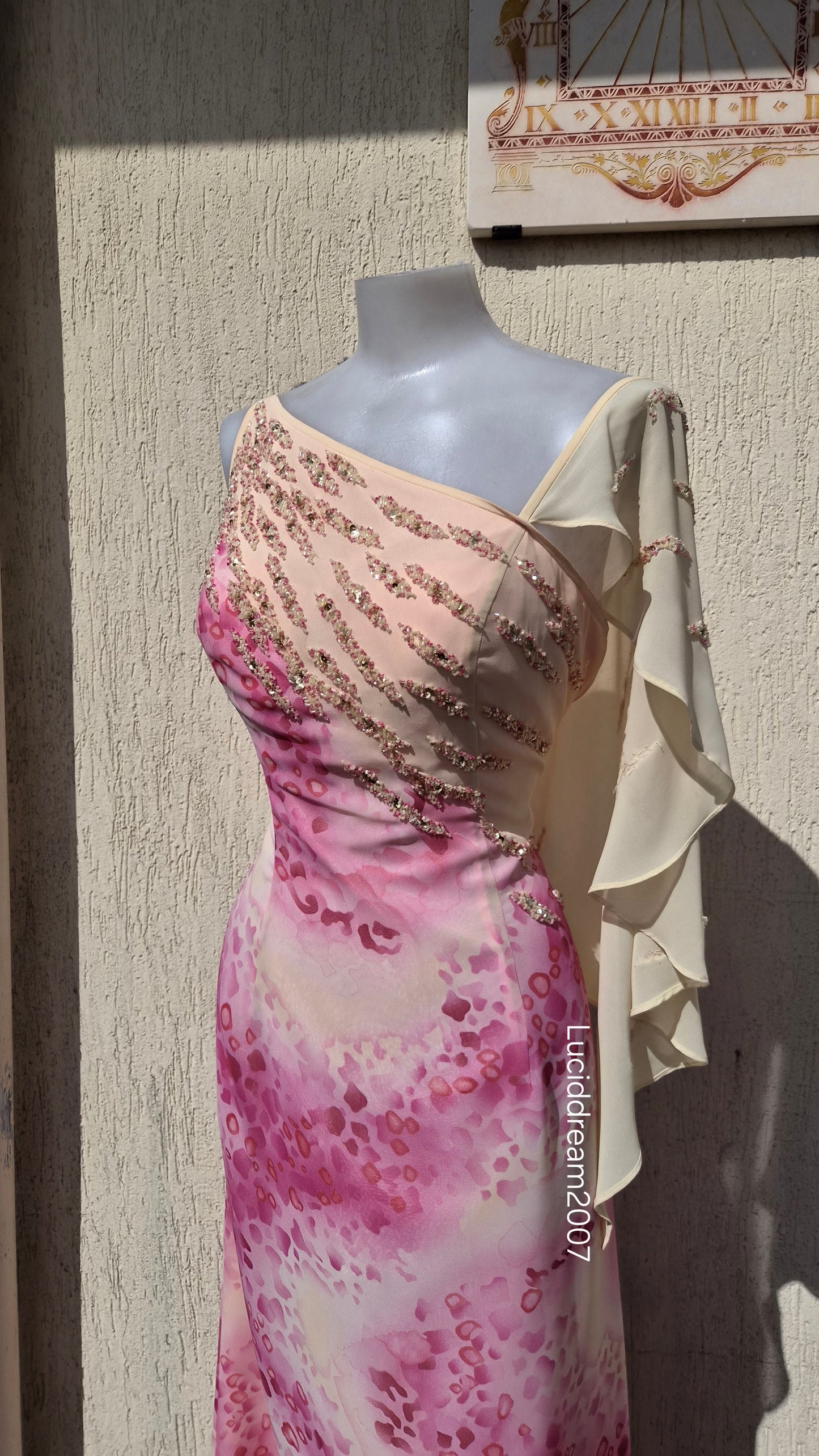 Robe asymétrique détails voile et broderies