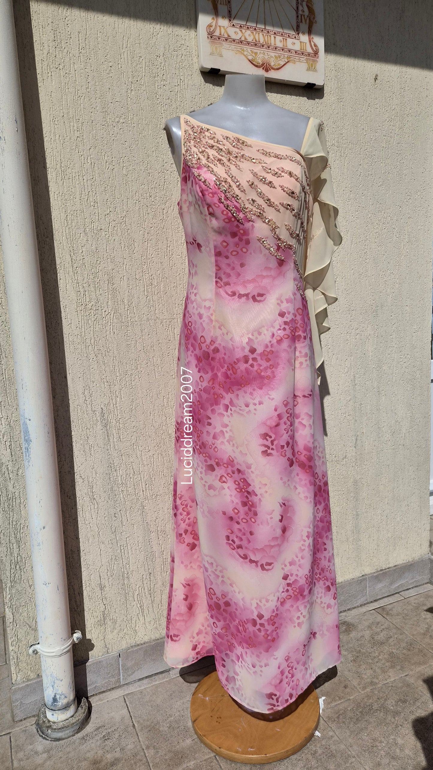 Robe asymétrique détails voile et broderies