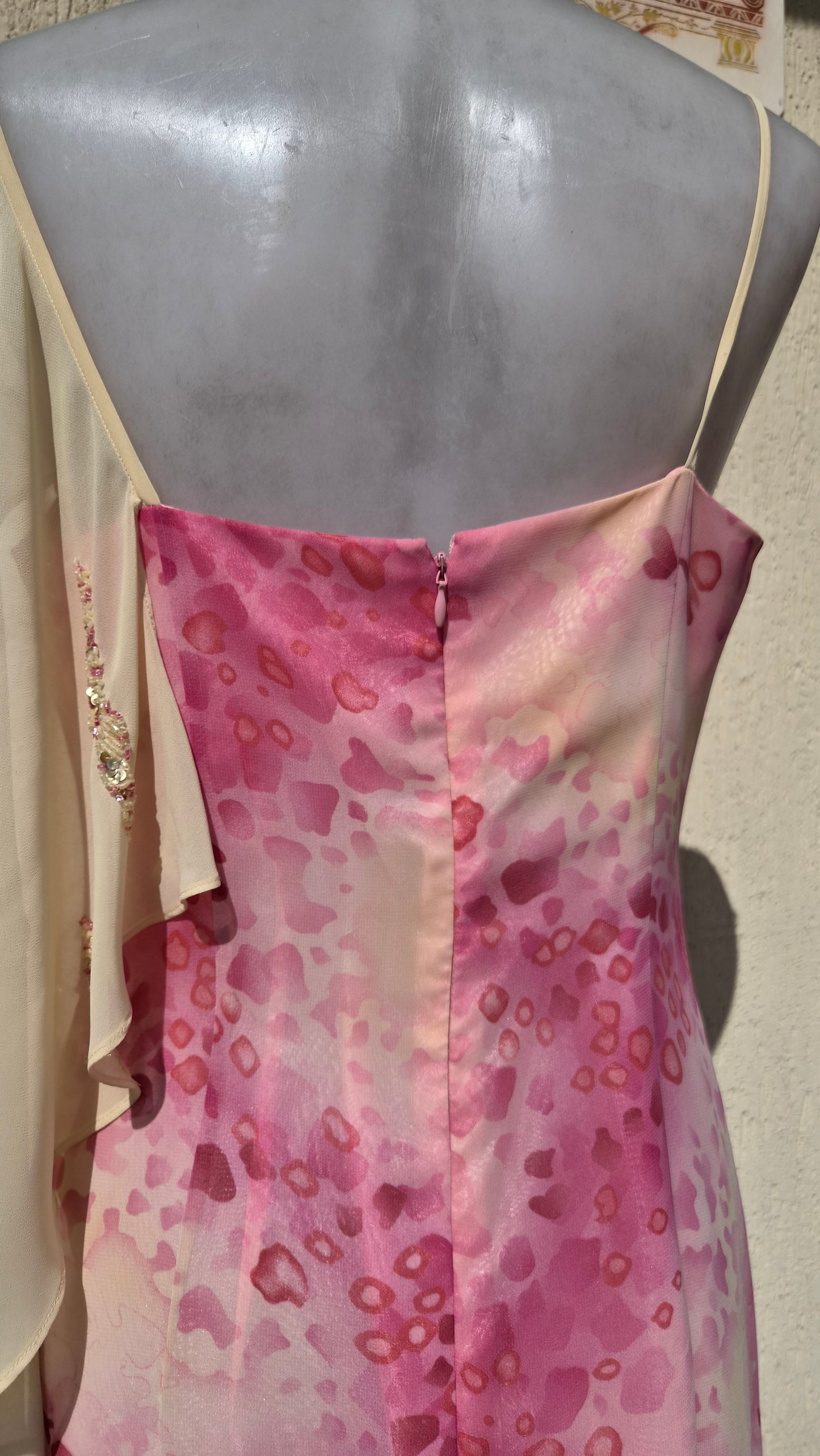 Robe asymétrique détails voile et broderies