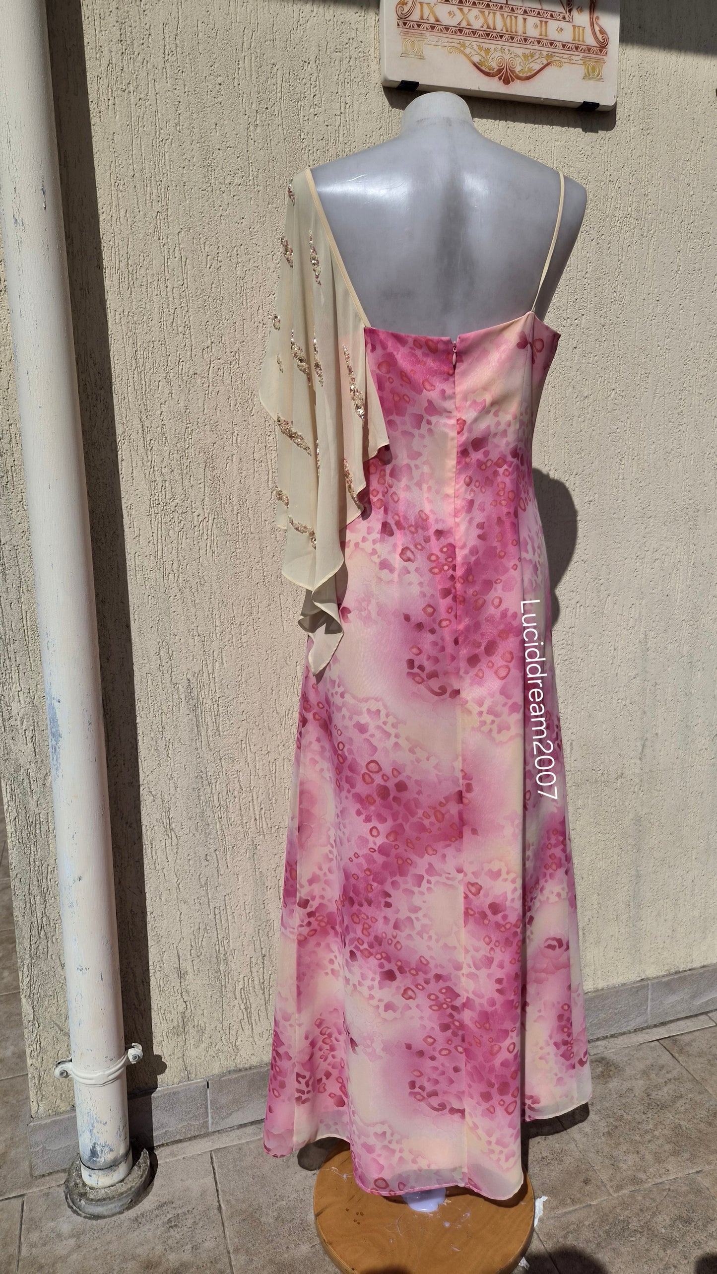 Robe asymétrique détails voile et broderies