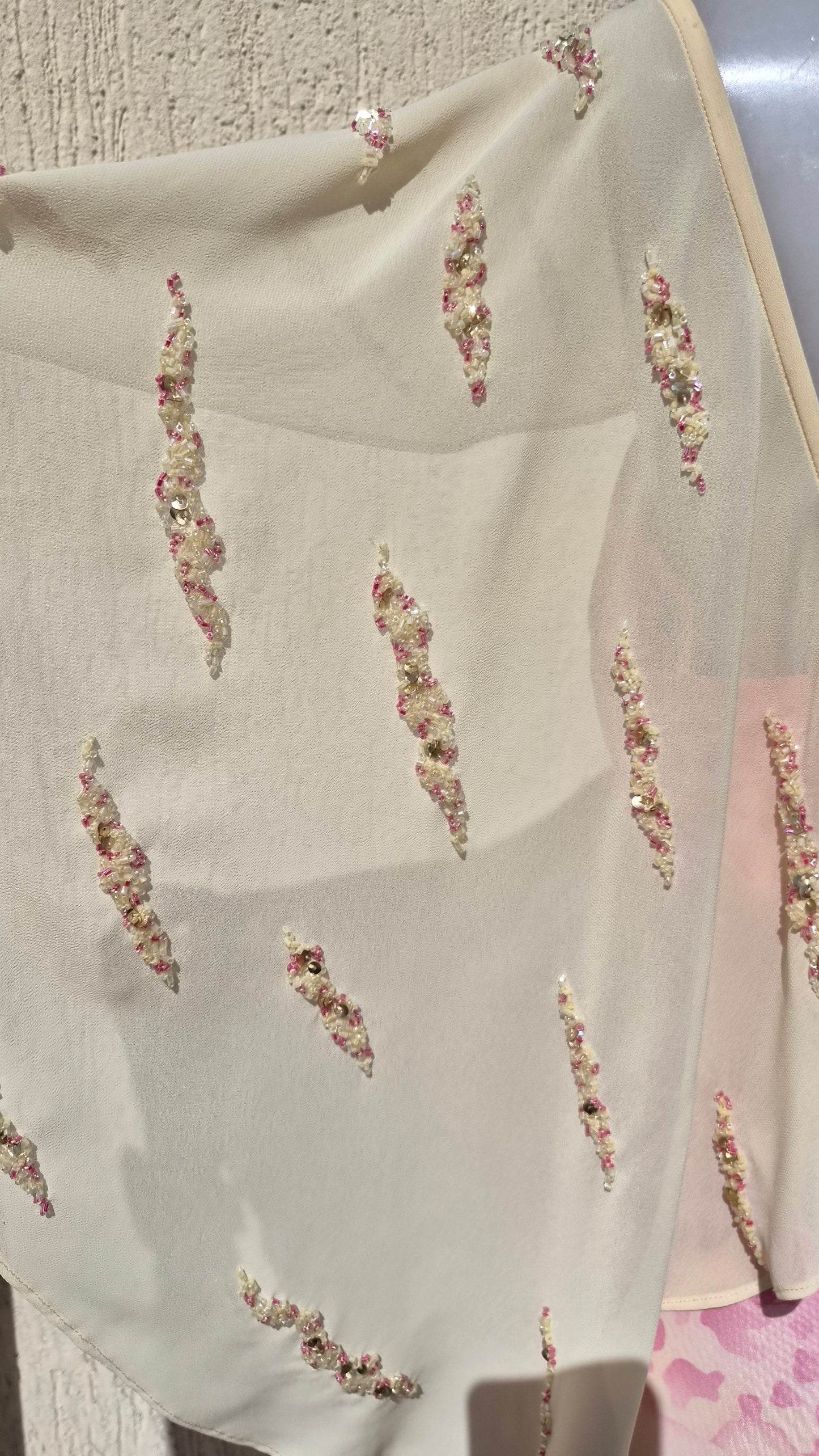 Robe asymétrique détails voile et broderies