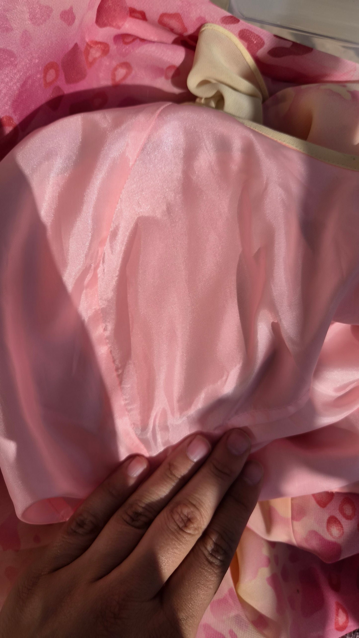 Robe asymétrique détails voile et broderies