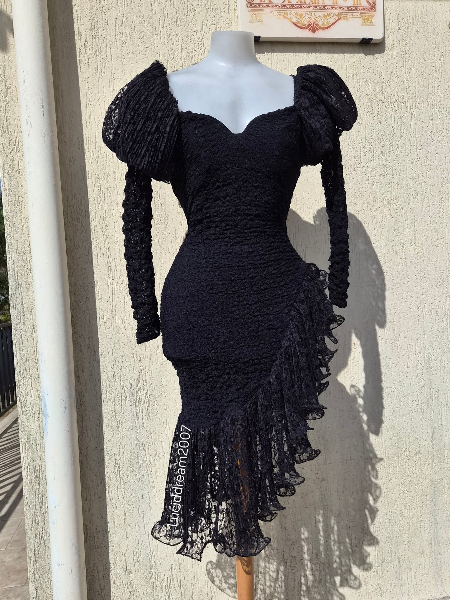 Robe asymétrique noire épaules bouffantes