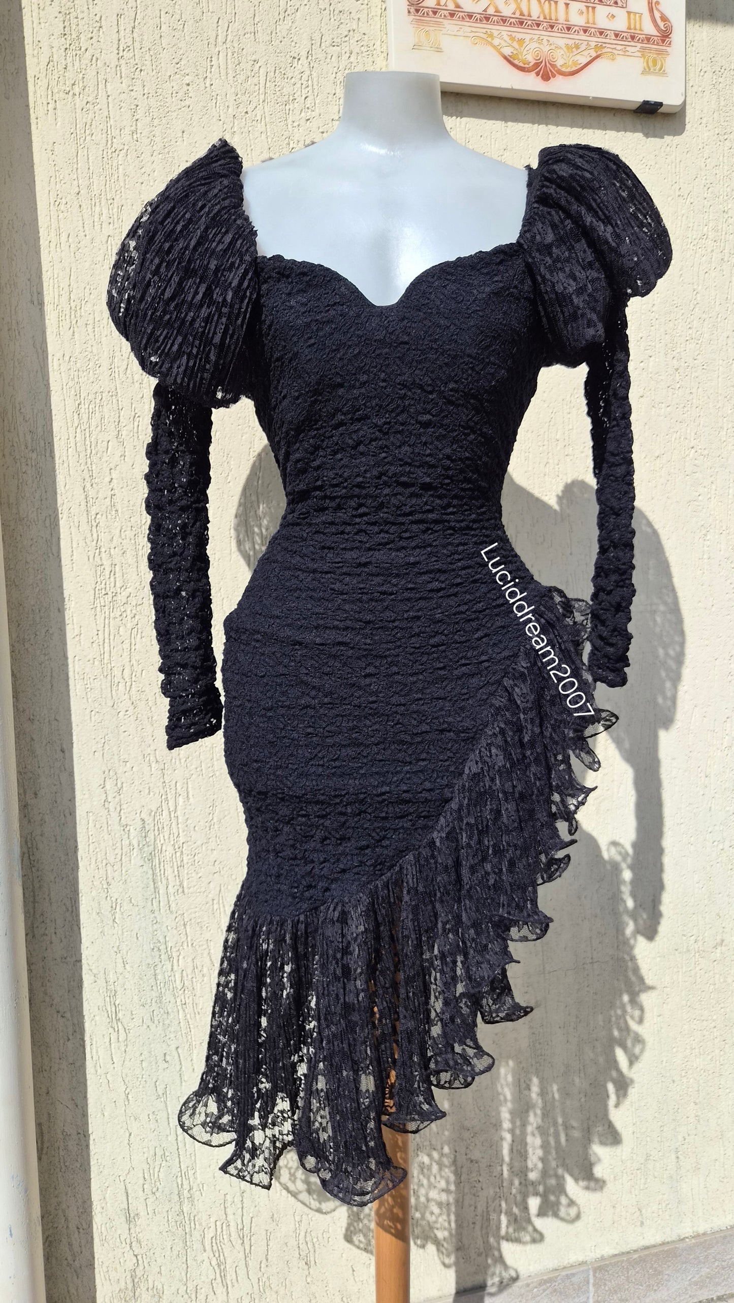 Robe asymétrique noire épaules bouffantes