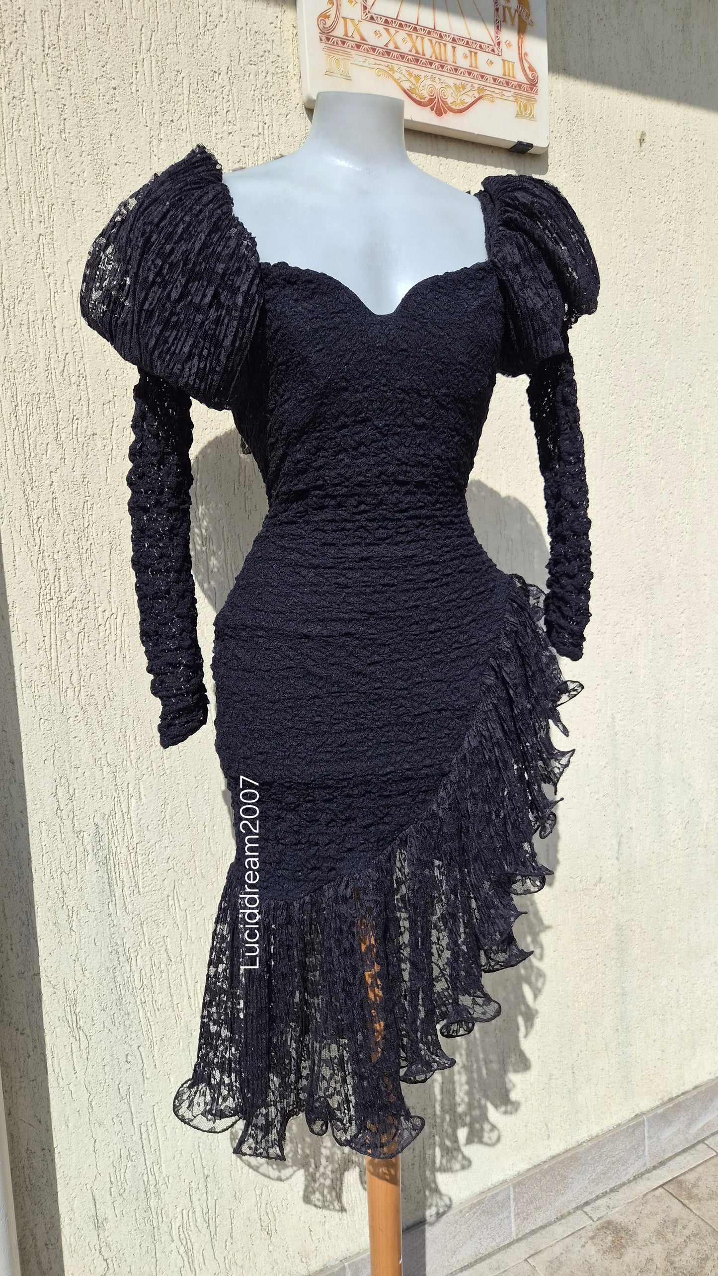 Robe asymétrique noire épaules bouffantes