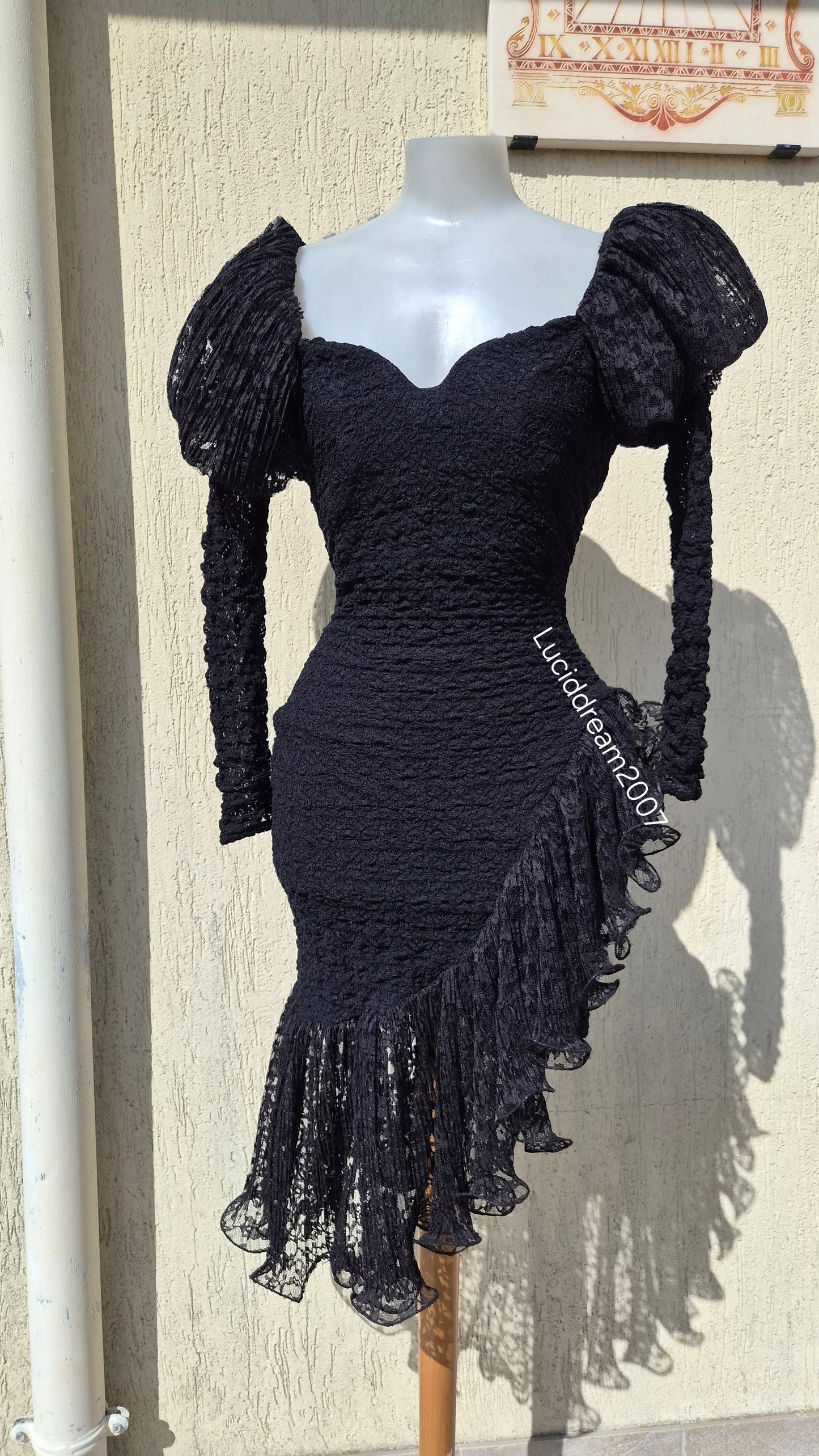 Robe asymétrique noire épaules bouffantes