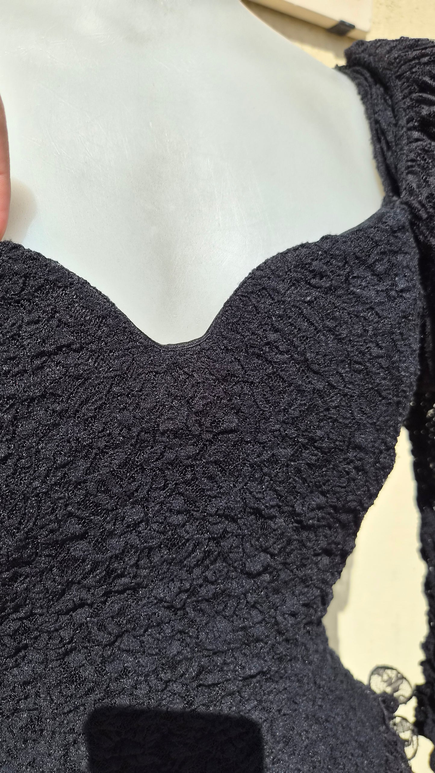 Robe asymétrique noire épaules bouffantes