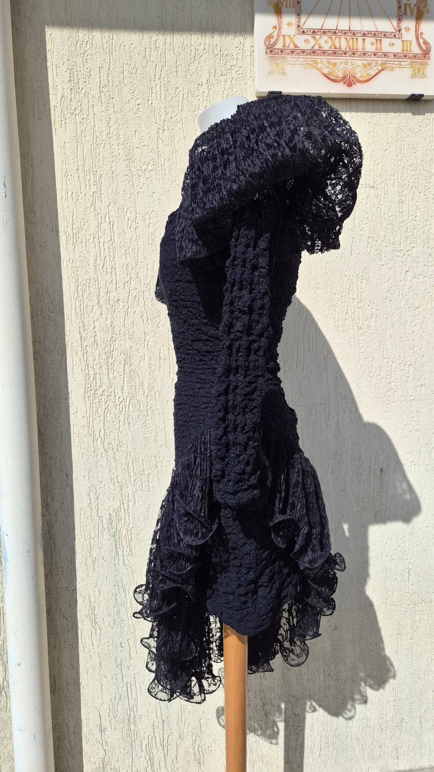 Robe asymétrique noire épaules bouffantes