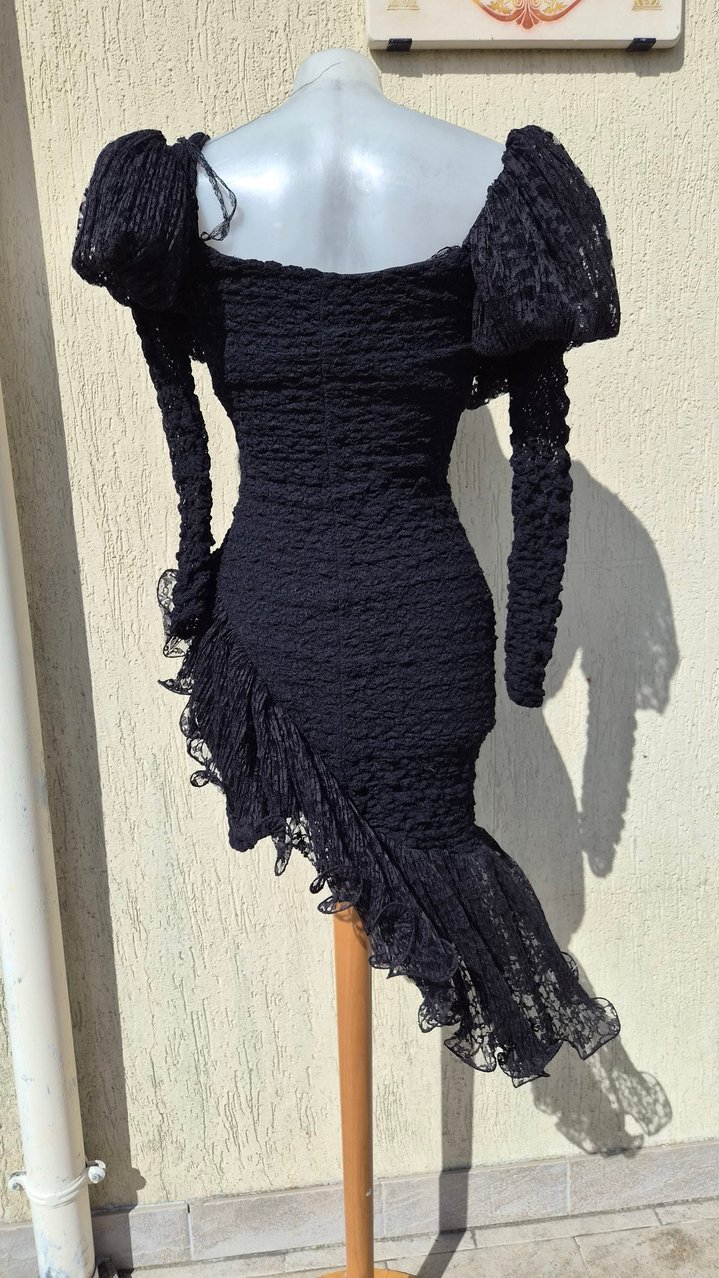Robe asymétrique noire épaules bouffantes