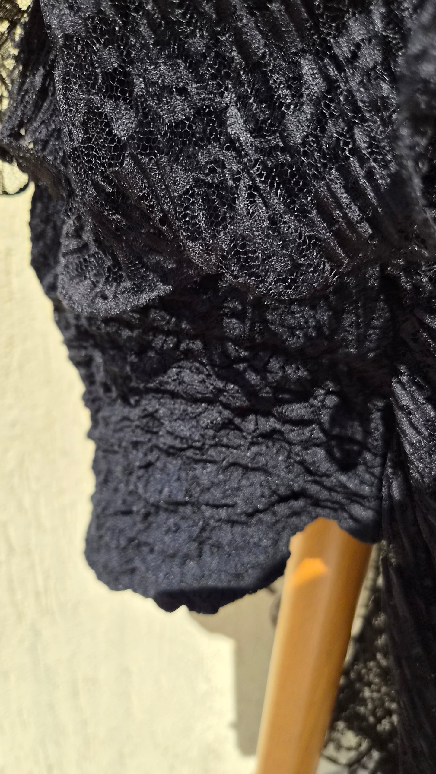 Robe asymétrique noire épaules bouffantes