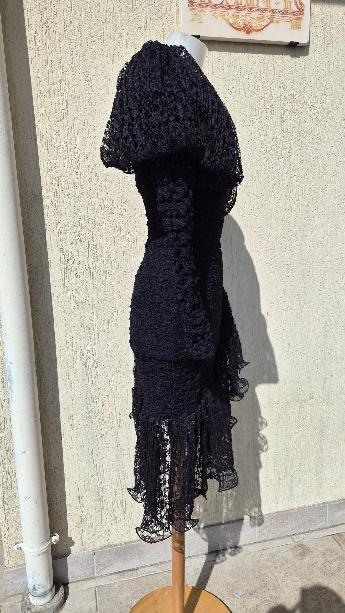 Robe asymétrique noire épaules bouffantes