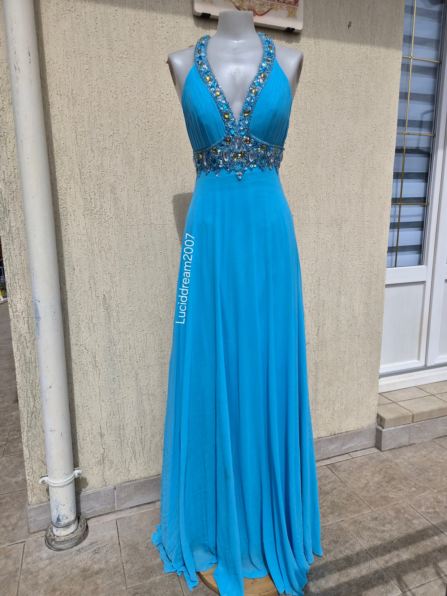 Robe bleue dos nu détails broderies
