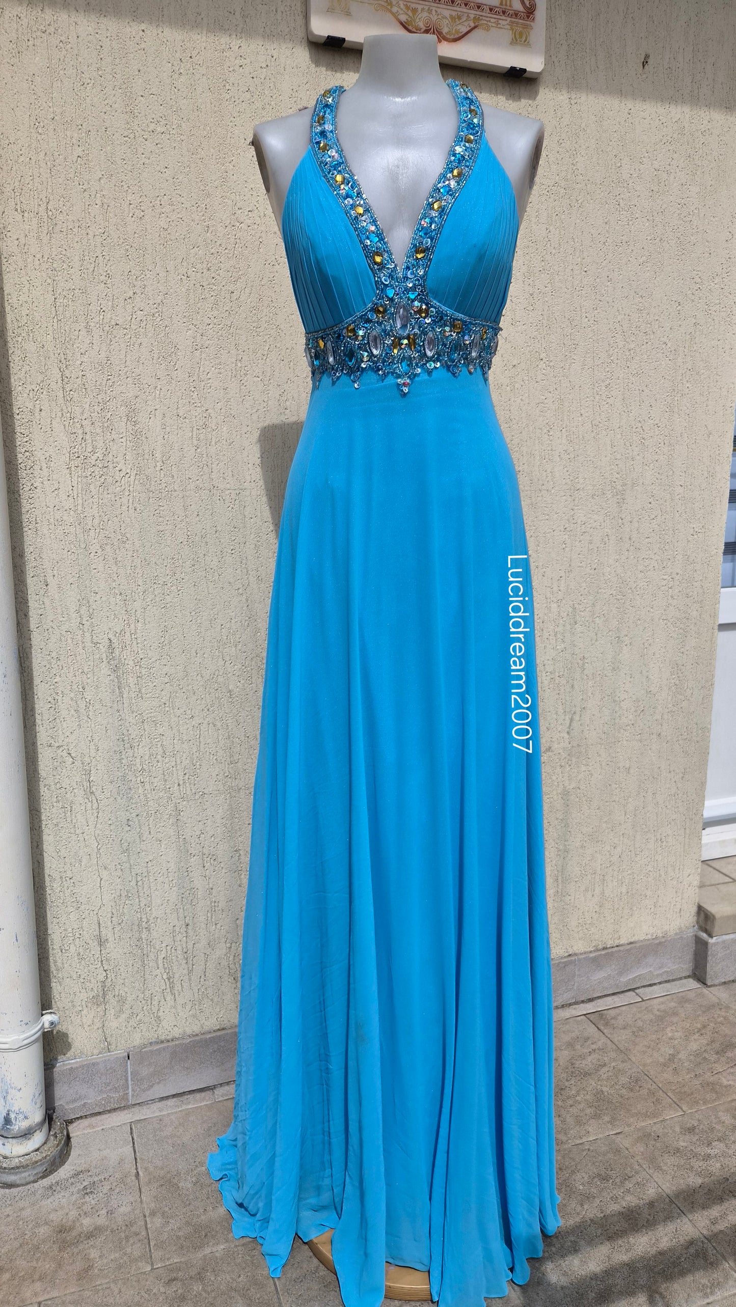 Robe bleue dos nu détails broderies