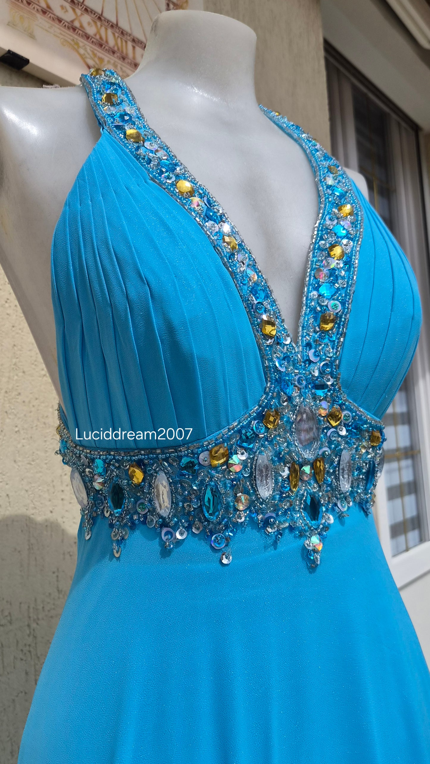 Robe bleue dos nu détails broderies