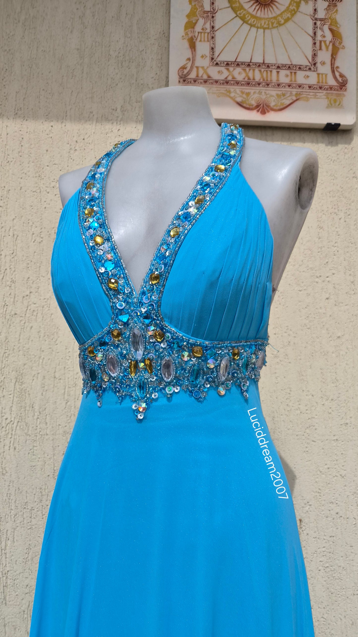 Robe bleue dos nu détails broderies