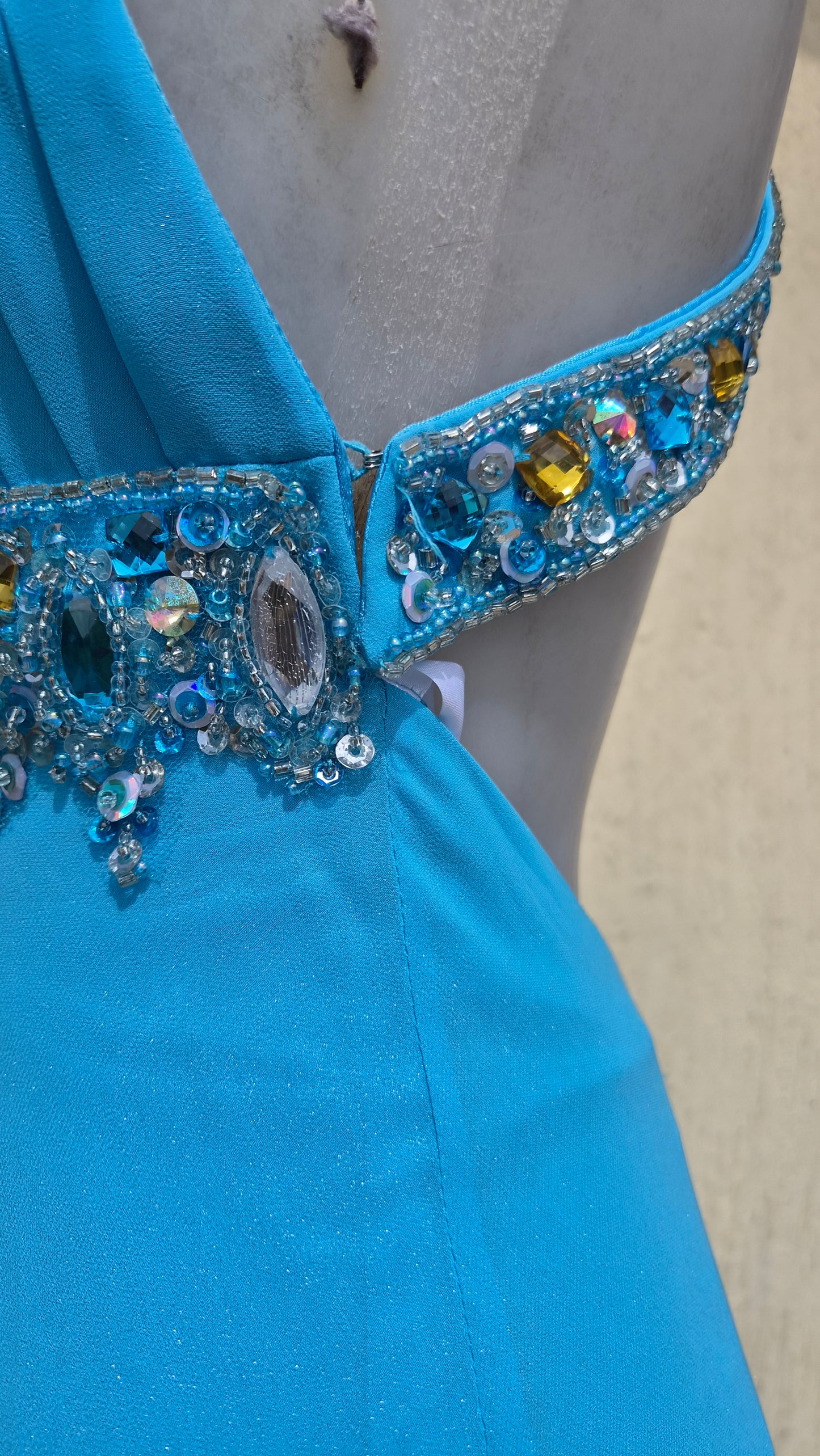 Robe bleue dos nu détails broderies