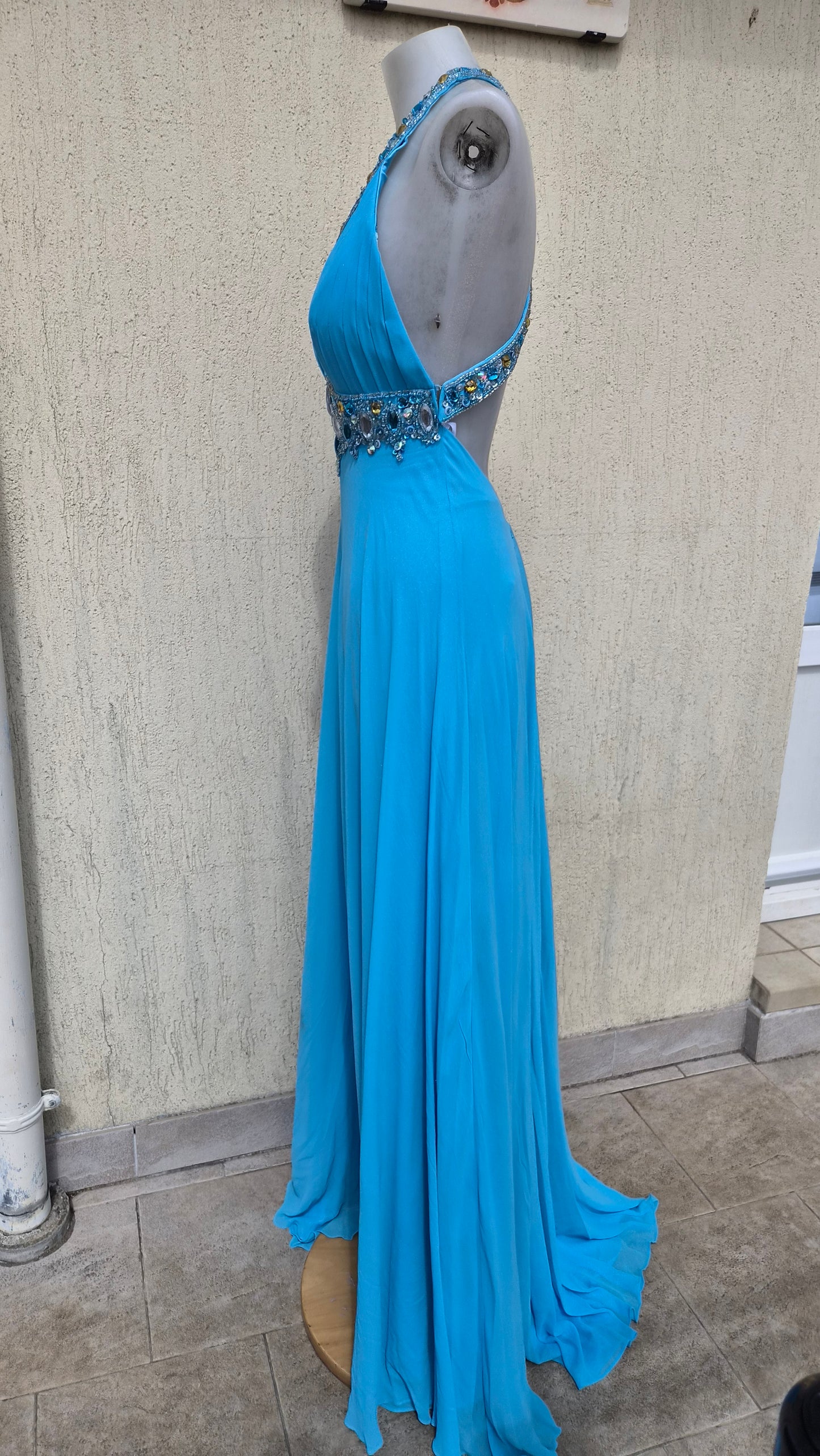 Robe bleue dos nu détails broderies