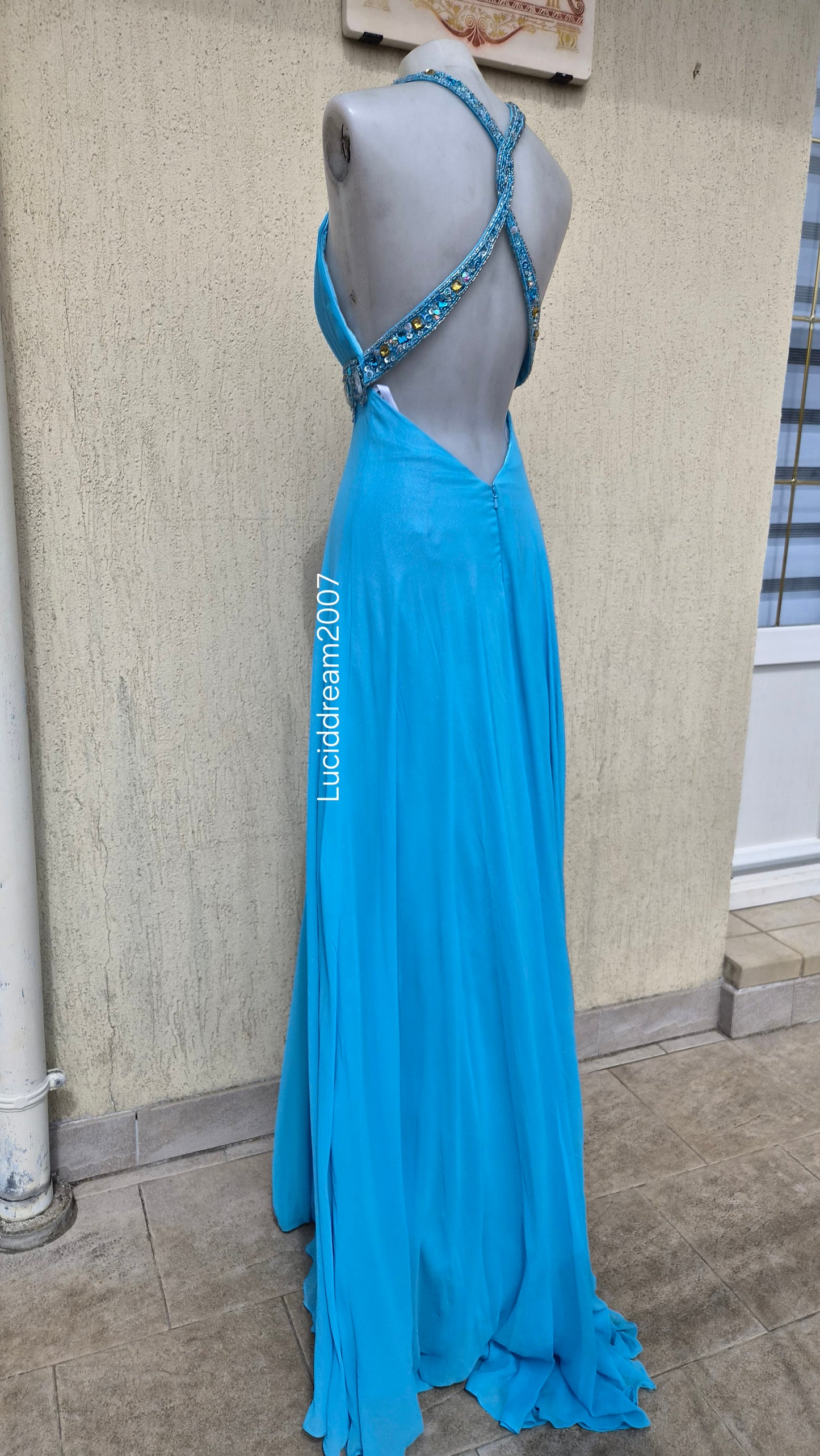 Robe bleue dos nu détails broderies