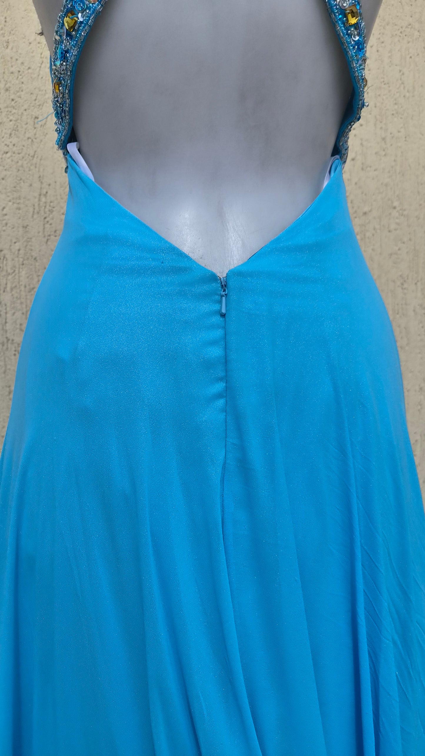 Robe bleue dos nu détails broderies