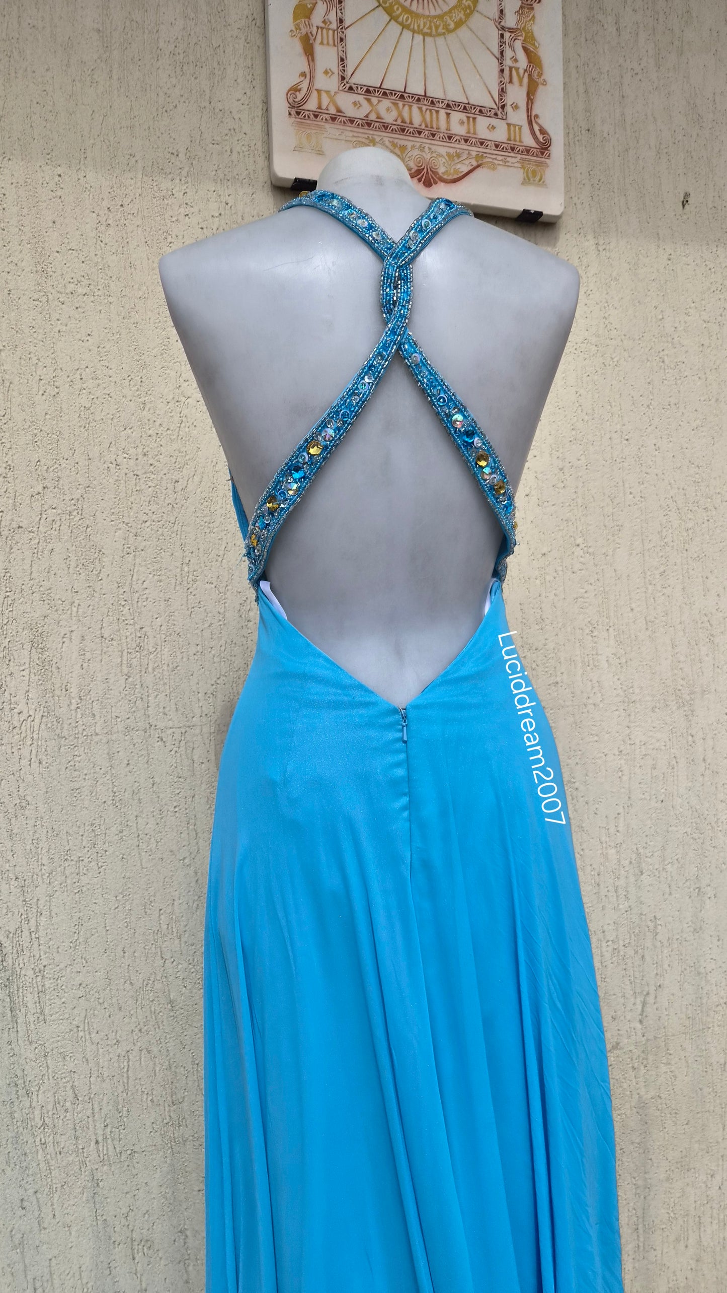 Robe bleue dos nu détails broderies