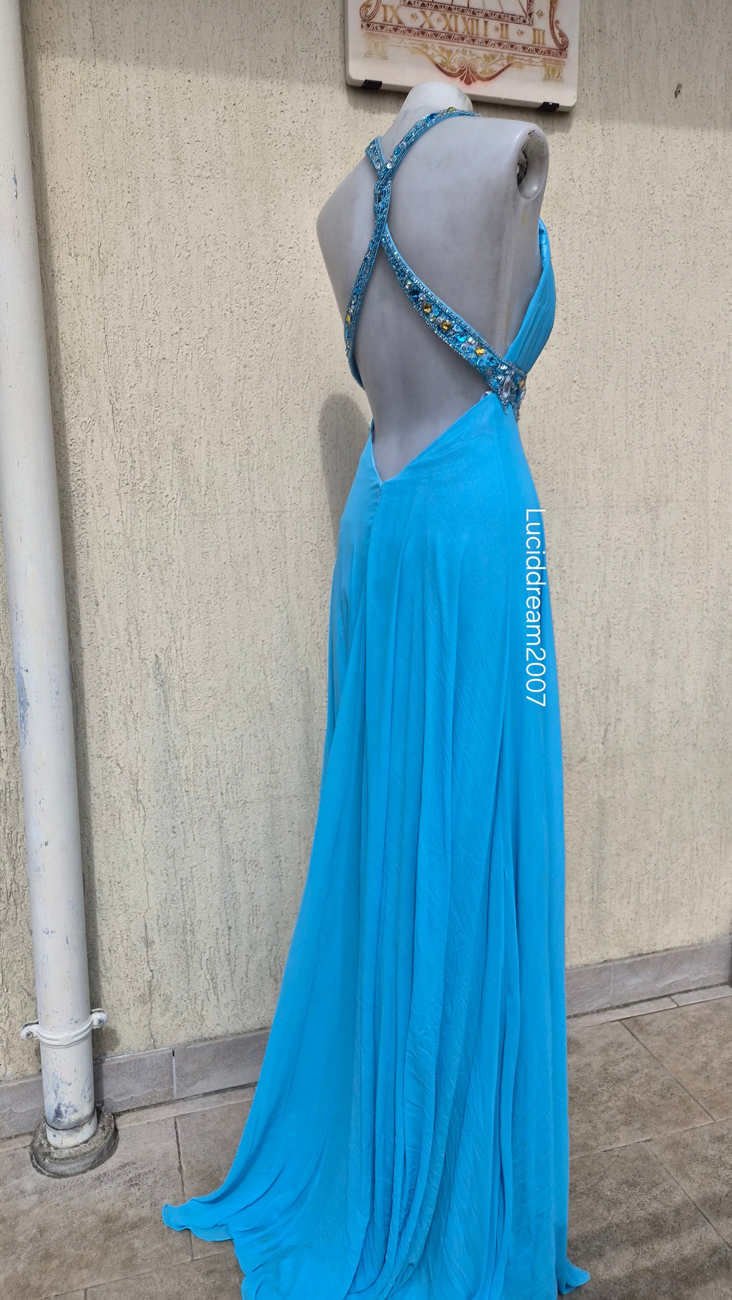 Robe bleue dos nu détails broderies
