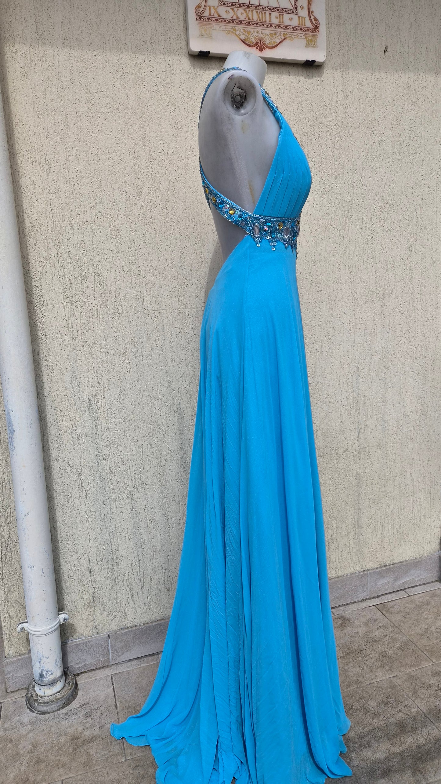 Robe bleue dos nu détails broderies