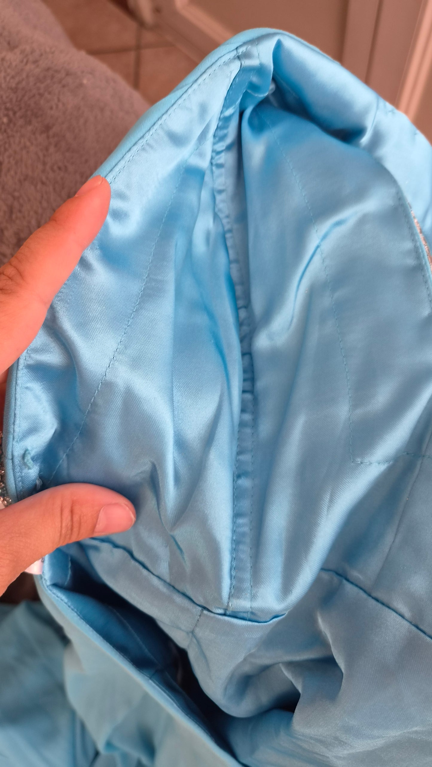 Robe bleue dos nu détails broderies