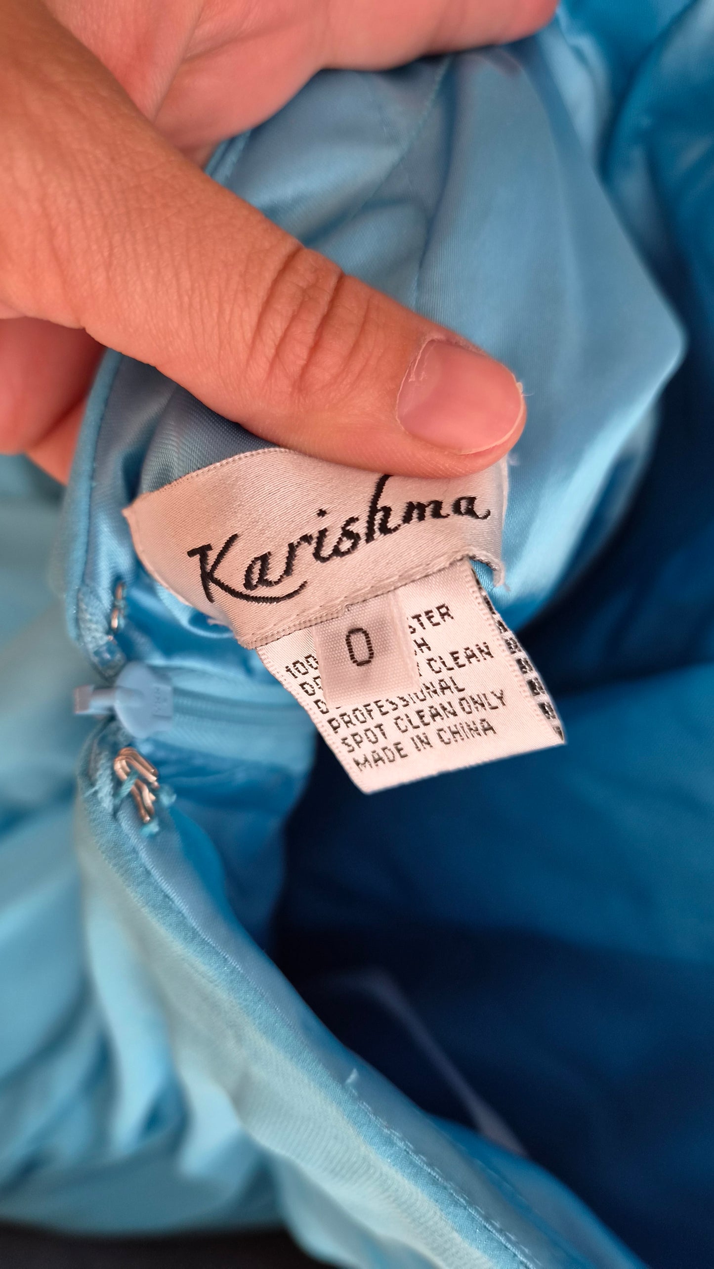 Robe bleue dos nu détails broderies
