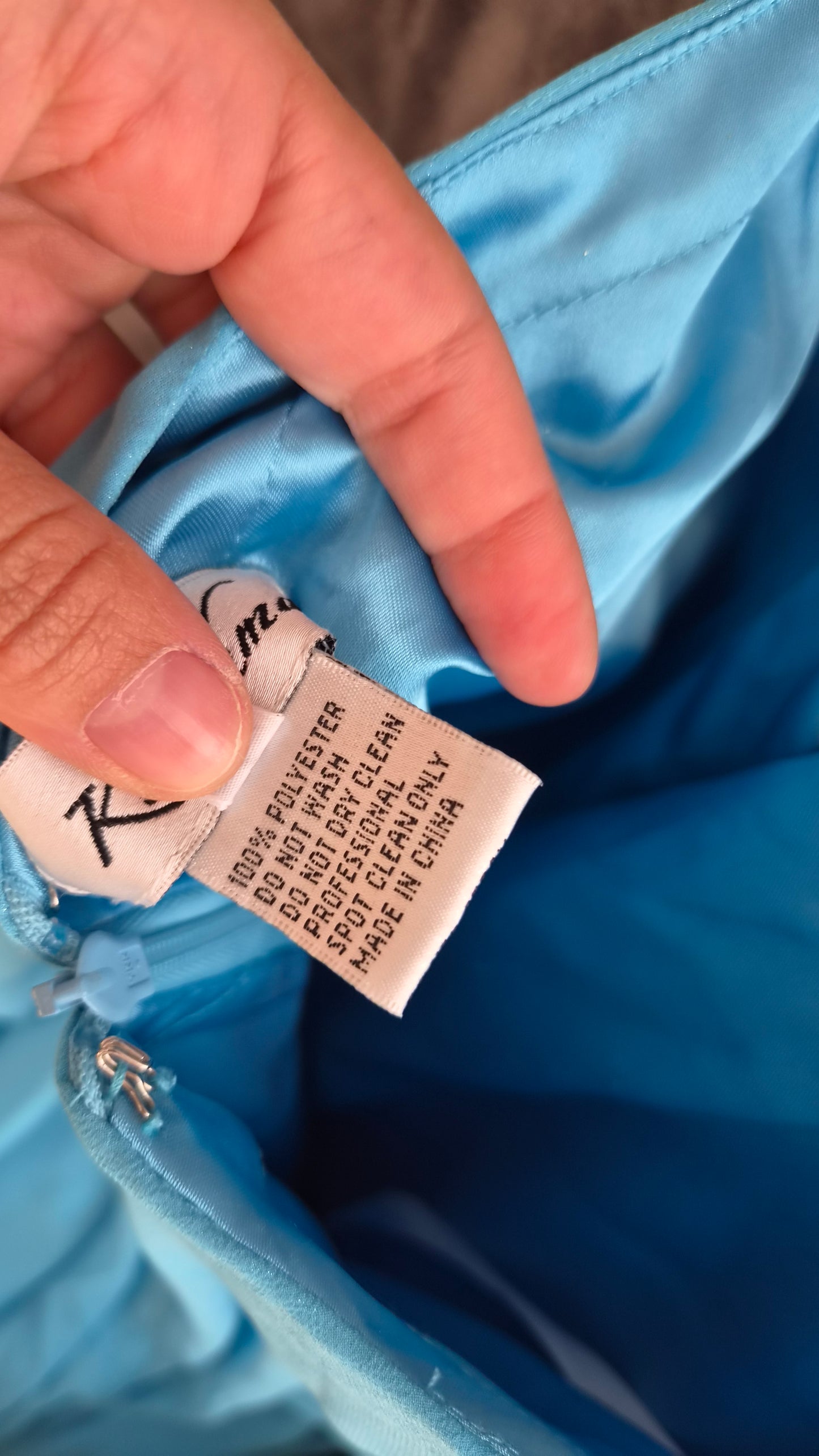 Robe bleue dos nu détails broderies