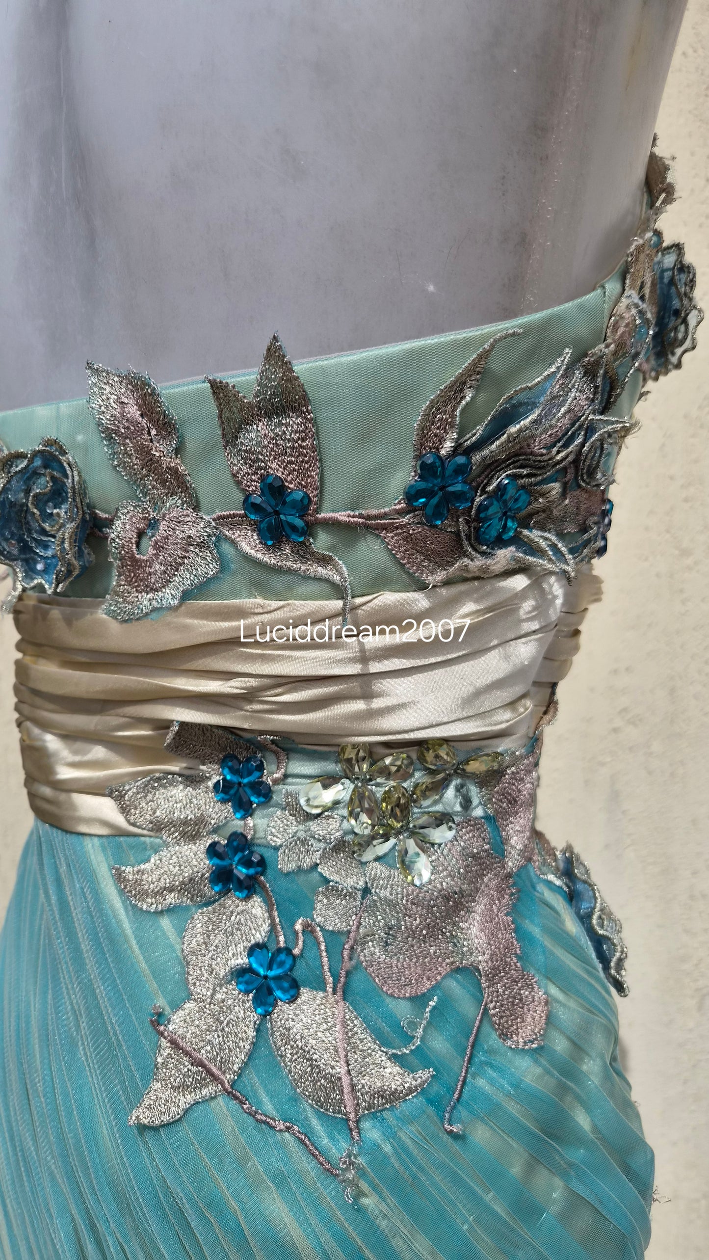Maxi robe vert d'eau avec broderies