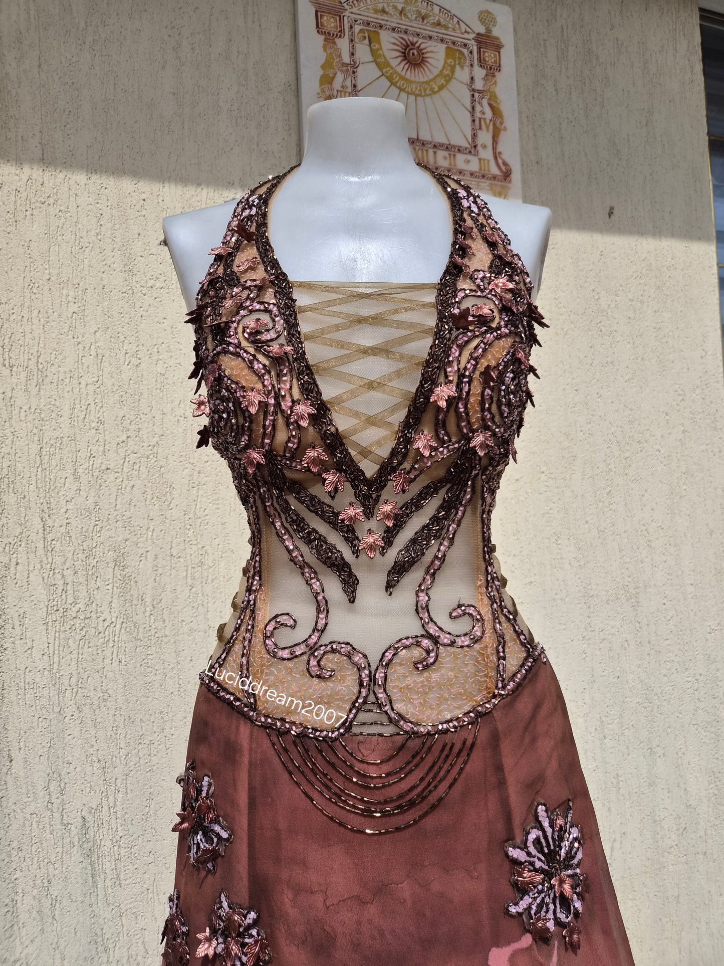 Robe dos nu brodée