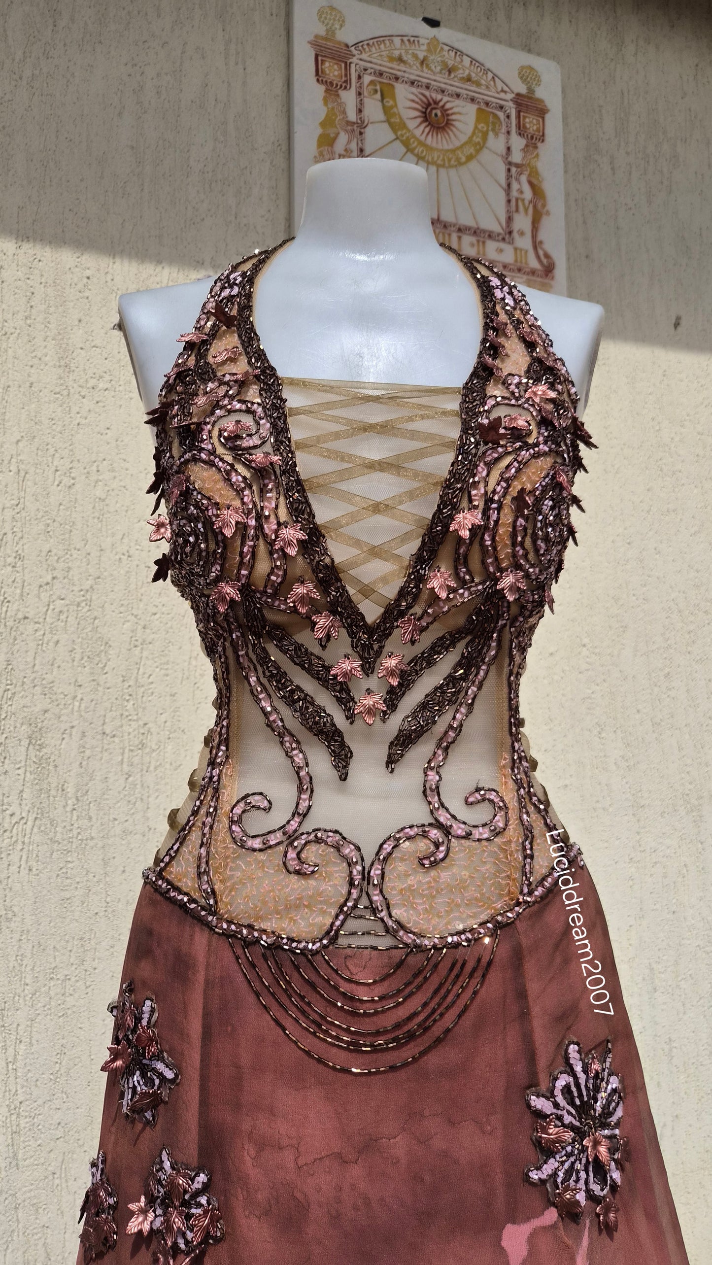 Robe dos nu brodée