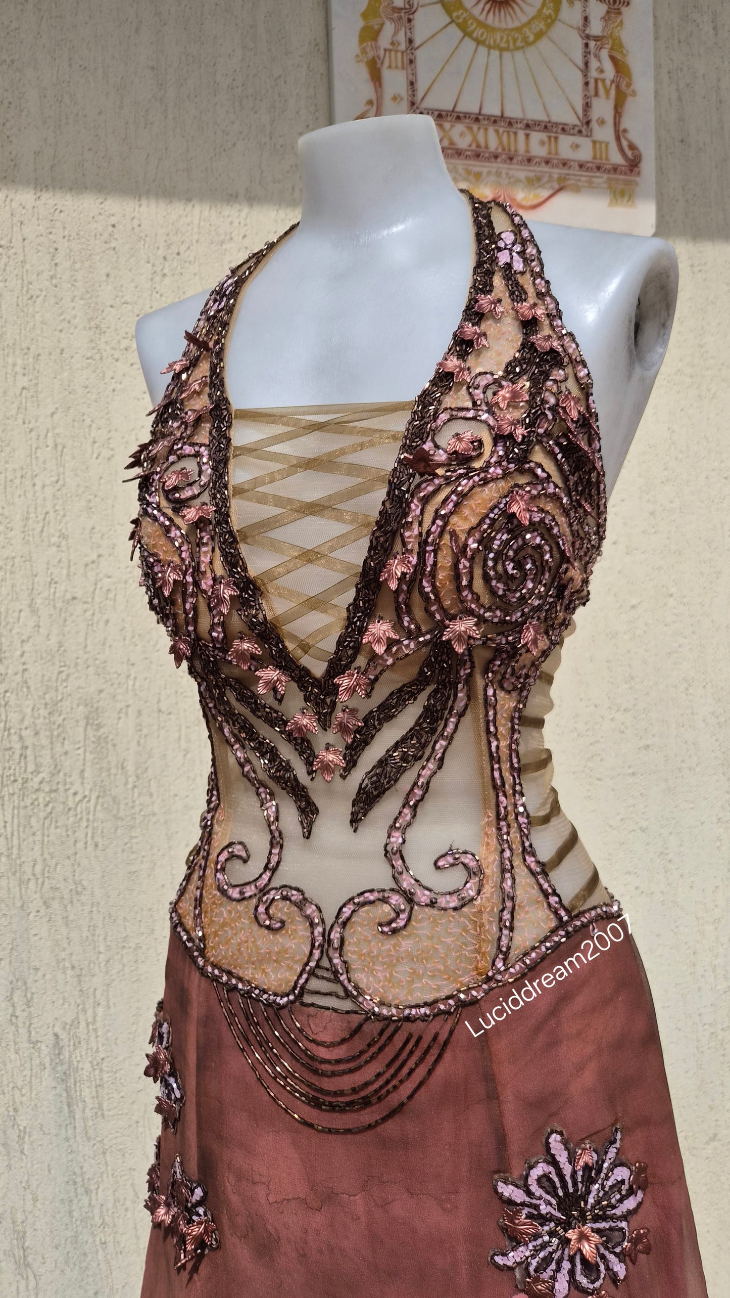 Robe dos nu brodée
