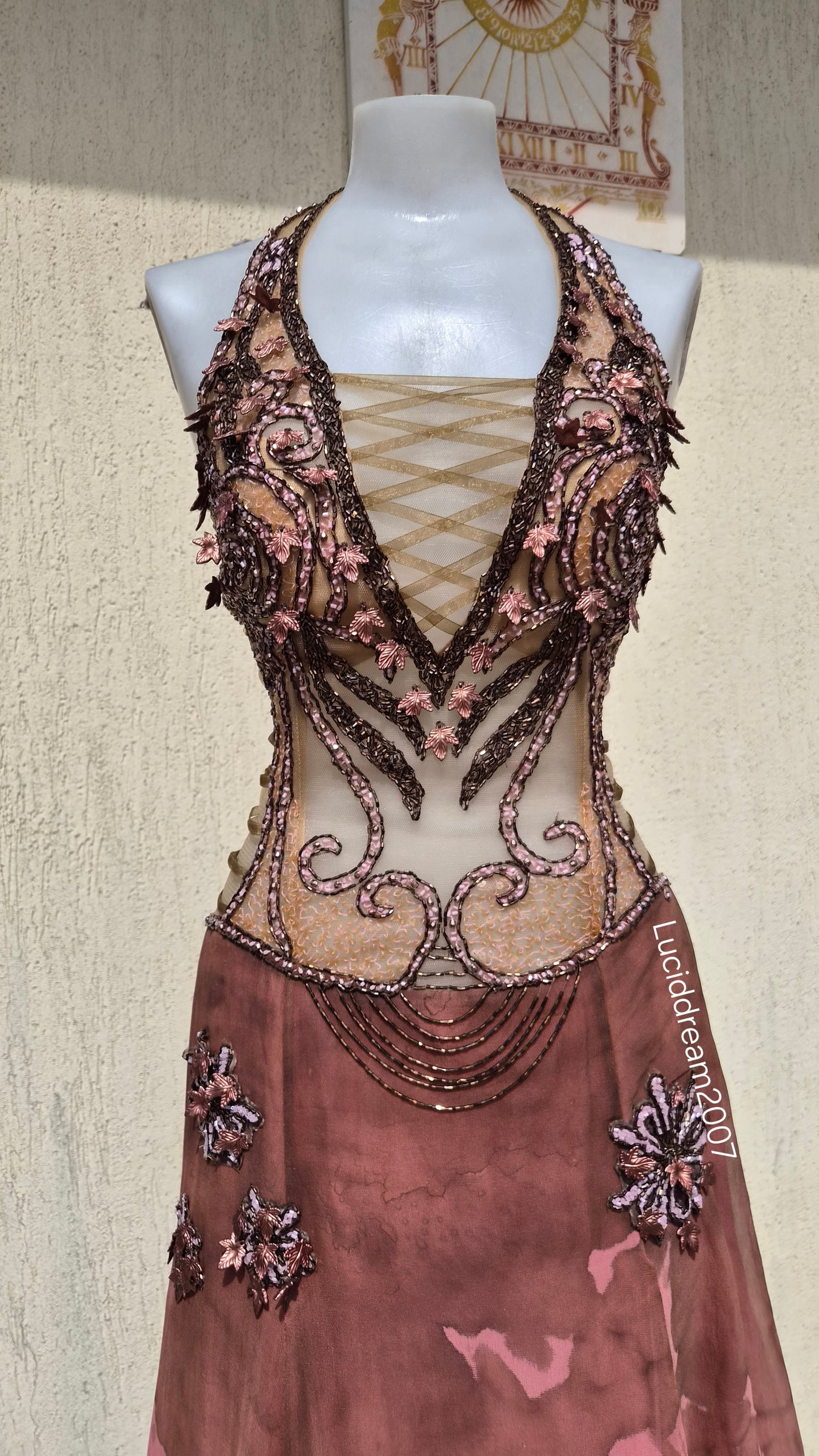 Robe dos nu brodée