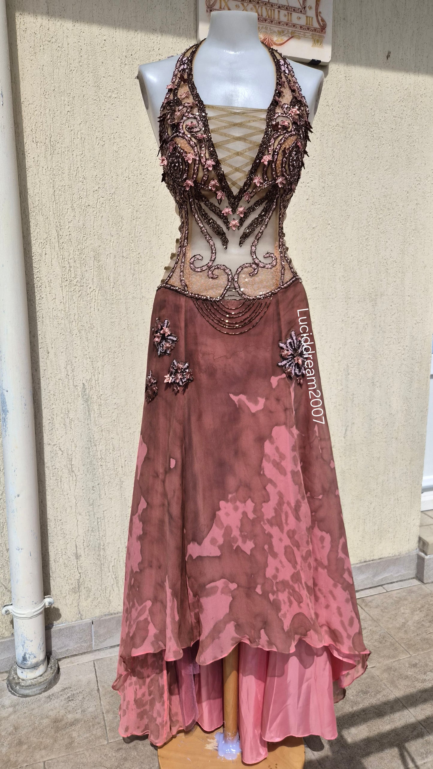Robe dos nu brodée
